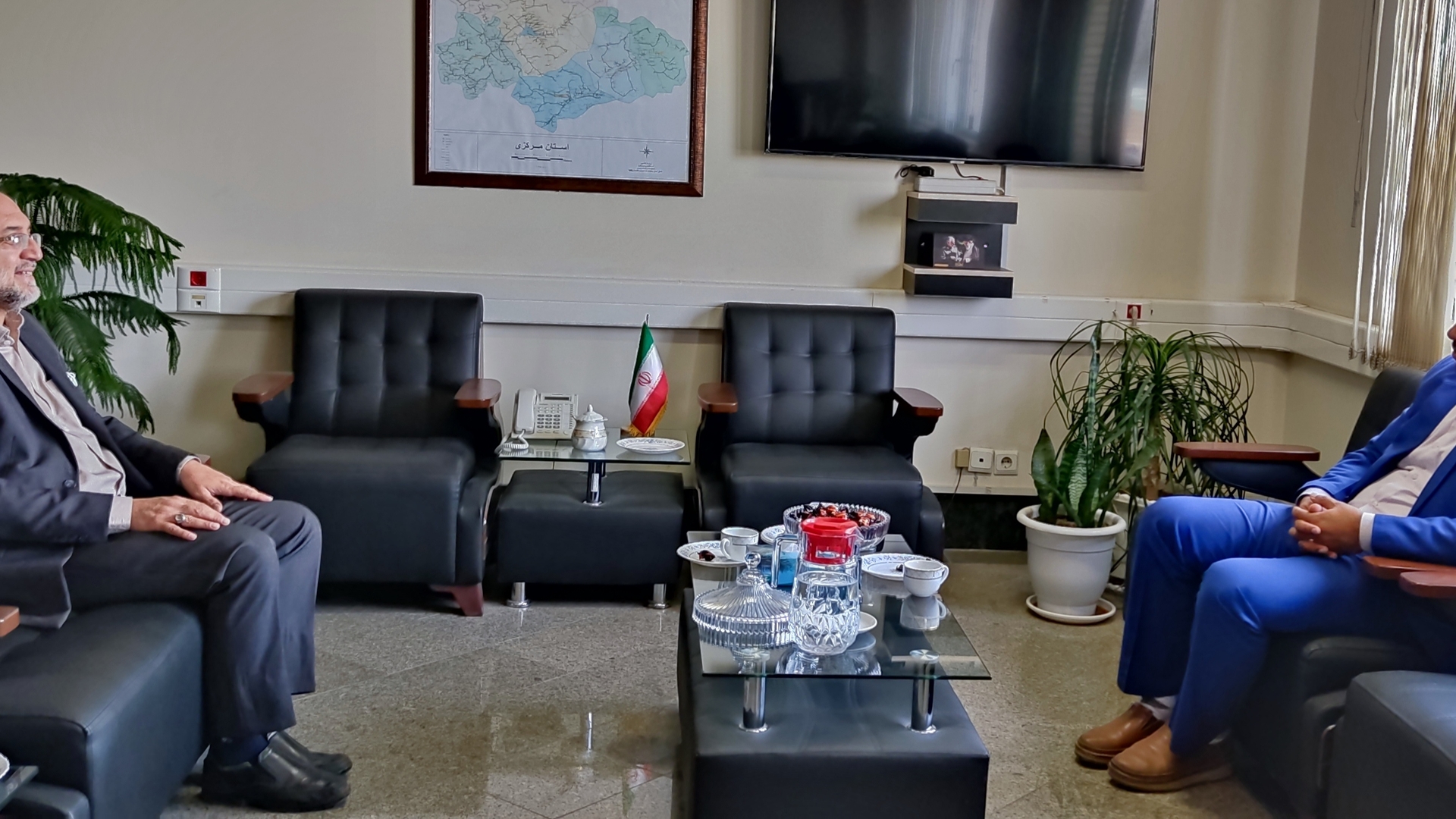 دیدار معاون پیشگیری از وقوع جرم و دبیر ستاد اقتصاد مقاومتی دادگستری کل استان مرکزی  با معاون توسعه مدیریت و منابع استانداری