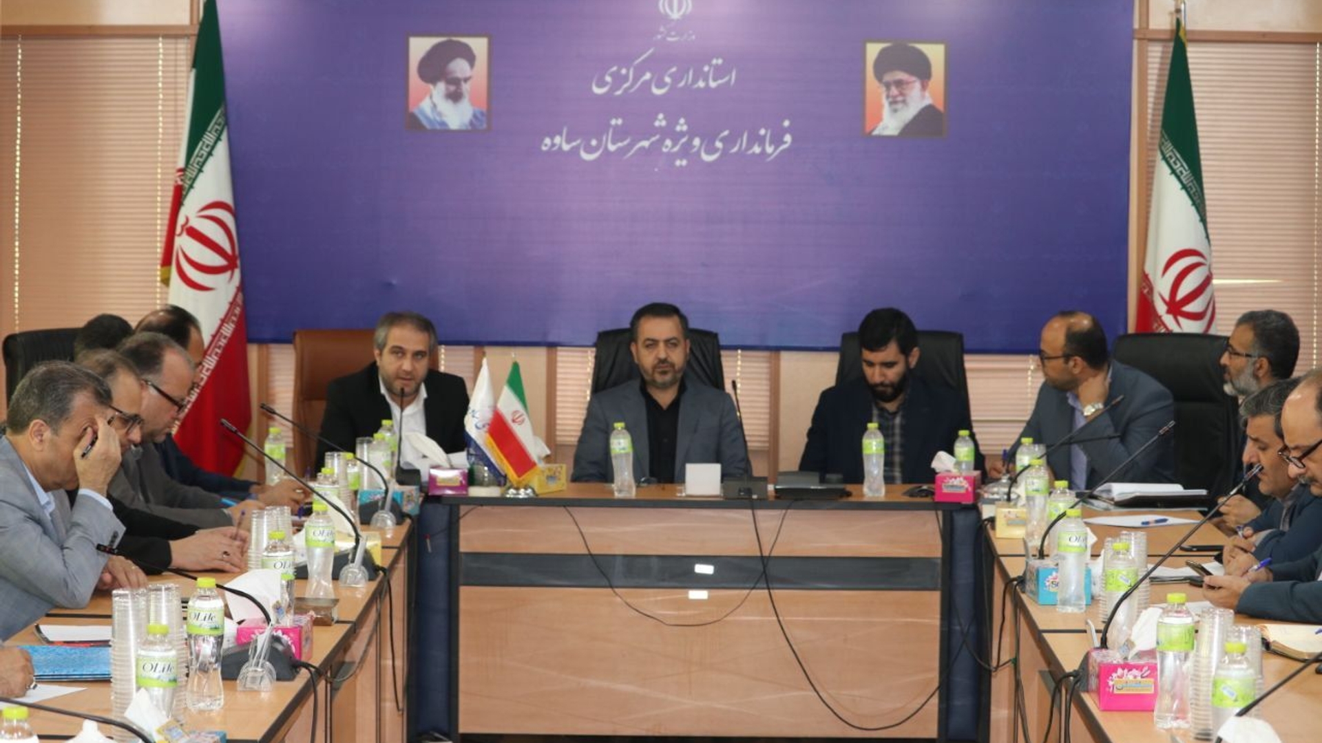 جلسه مشترک کارگروه آرد و نان شهرستان ساوه و استان مرکزی با حضور محمد جلال مشاور وزیر اقتصاد و دارایی ، میرزاخانی معاون هماهنگی امور اقتصادی و توسعه منطقه ای استاندار و گودرزی سرپرست دفتر هماهنگی امور اقتصادی مدیران مربوطه برگزار شد