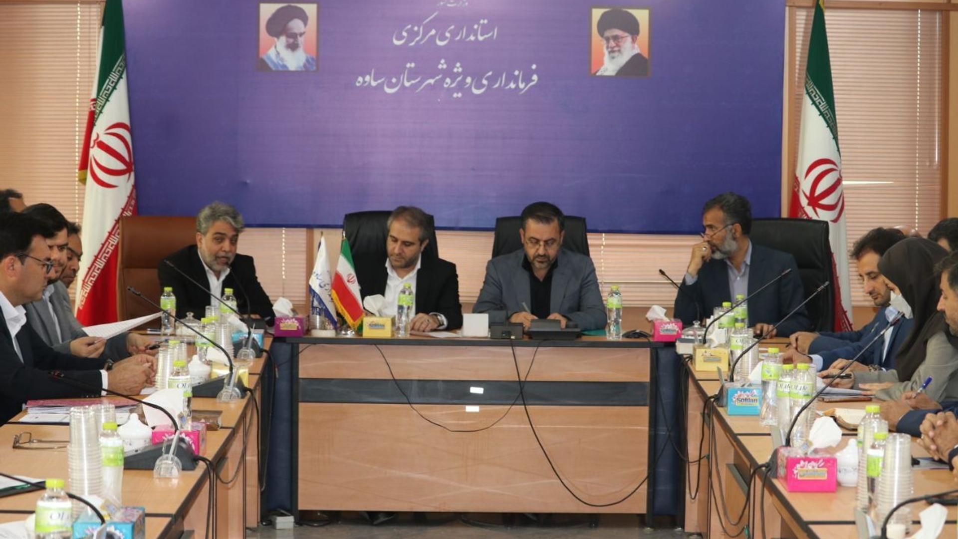 جلسه کارگروه ستاد تسهیل و رفع موانع تولید استان به منظور رسیدگی به مشکلات واحدهای صنعتی شهرستان با حضور میرزاخانی معاون هماهنگی امور اقتصادی و توسعه منطقه ای استاندار و الیاسی فرماندار شهرستان ساوه و گودرزی سرپرست دفتر هماهنگی امور اقتصادی و مدیران مربوطه و صاحبین صنایع برگزار شد