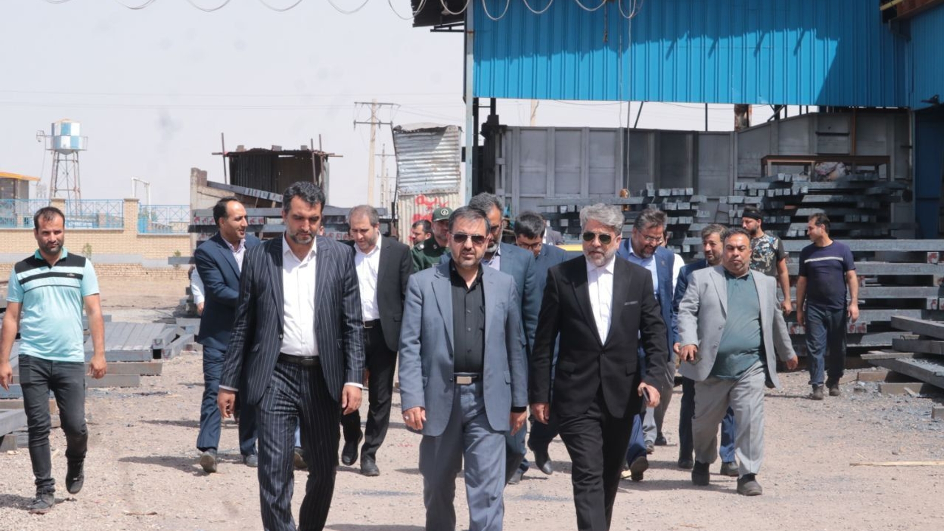 میرزاخانی. معاون هماهنگی امور اقتصادی و توسعه منطقه ای استاندار ، فرماندار ویژه شهرستان ساوه ، سرپرست دفتر هماهنگی امور اقتصادی و مدیران مربوطه از دو واحد تولیدی شامل فولاد پارسه ، جهان گستر آلیاژ و یک سردخانه بازدید و از نزدیک در جریان نحوه فعالیت و مشکلات پیش رو قرار گرفت