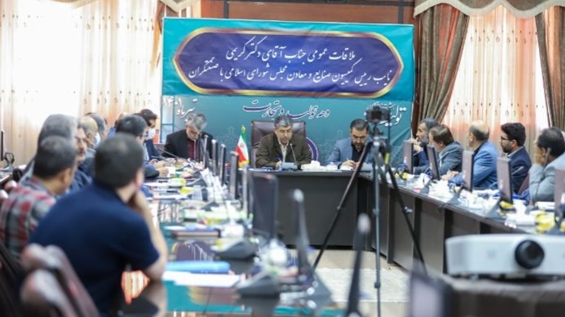 ملاقات. نائب رئیس کمیسیون صنایع و معادن مجلس شورای اسلامی با صنعتگران با حضور میرزاخانی معاون هماهنگی امور اقتصادی و توسعه منطقه ای استاندار و سرپرست دفتر هماهنگی امور اقتصادی برگزار شد