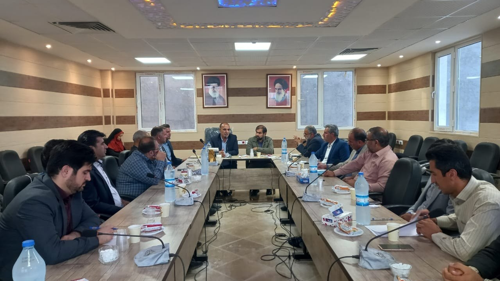 نشست صمیمی شهرداران و اعضای شورای اسلامی شهرهای آشتیان ، تفرش ، فراهان ، خنجین و تلخاب به مناسبت هفته شهرداری ها و دهیاری ها با حضور دکتر بیاتی نماینده مجلس ، آقازیارتی فرماندار شهرستان فراهان، حیدری مدیرکل دفتر امور شهری ، وزینی رئیس شورای اسلامی استان، بخشدار و دیگر مسؤلین در بخشداری خنجین برگزار شد.