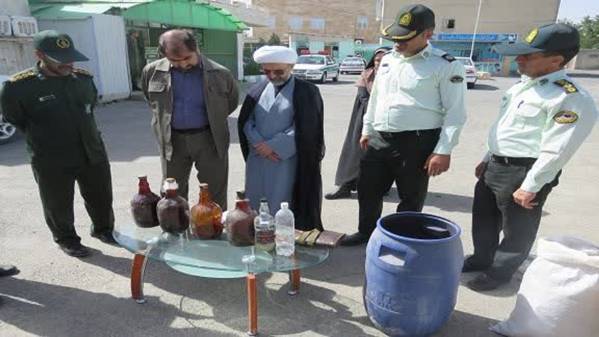 بازدیدمشترک فرماندارمحترم شهرستان و امام جمعه شهرستان 
فراهان از نمایشگاه ارتقاء امنیت اجتماعی پلیس شهرستان