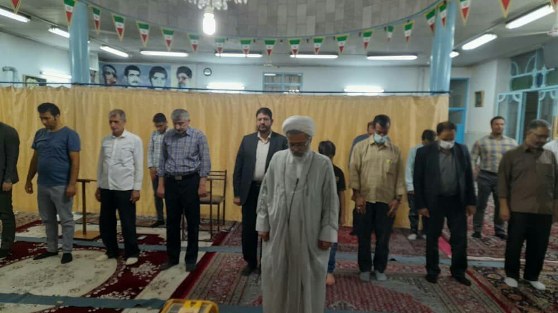 محمدرضا رضایی سرپرست فرمانداری شهرستان تفرش با حضور در مسجد قائم ال محمد شهر تفرش ضمن اقامه نماز مغرب و عشا با برخی نمازگزاران و هیات امنای این مسجد گفتگو نمودند.