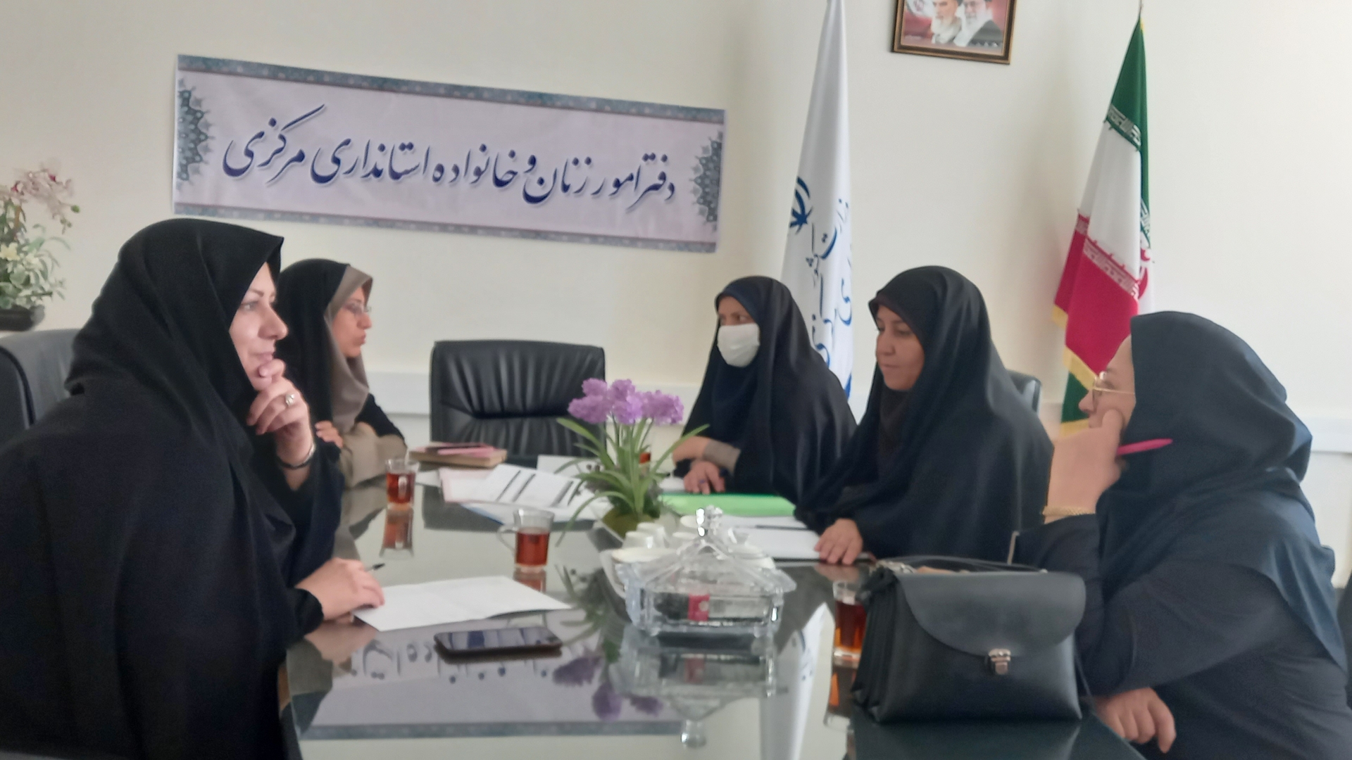 برگزاری  اولین جلسه  کارگروه تخصصی  برنامه ریزی  نظارت و ارزیابی  "ستاد خانواده  وجمعیت "در محل دفتر امور بانوان استانداری  در تاریخ 1401-04-18 برگزار گردید .