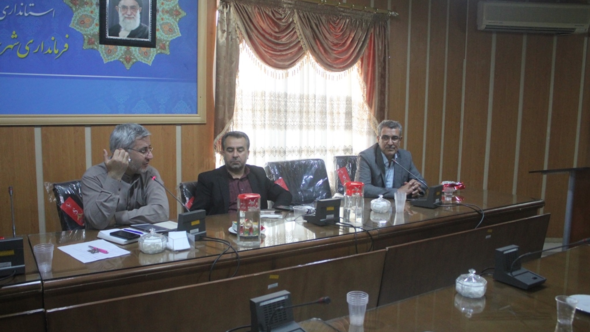 نشست هم اندیشی مسئولان با روسای اتحادیه های صنفی شهرستان خمین برگزار شد