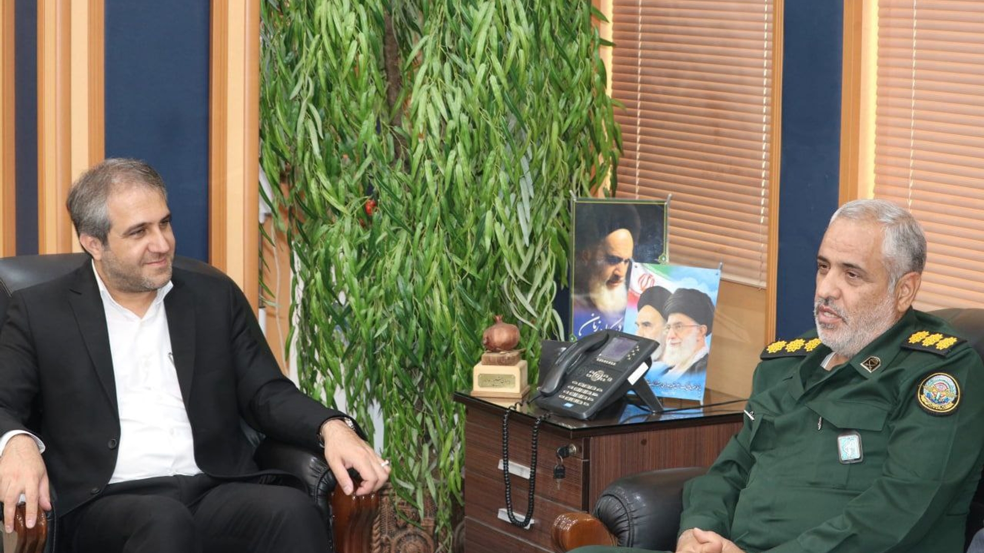 دیدار مدیرکل بنیاد حفظ آثار و نشر ارزش‌های دفاع مقدس استان مرکزی با مهدی الیاسی معاون استاندار و فرماندار ویژه شهرستان ساوه.