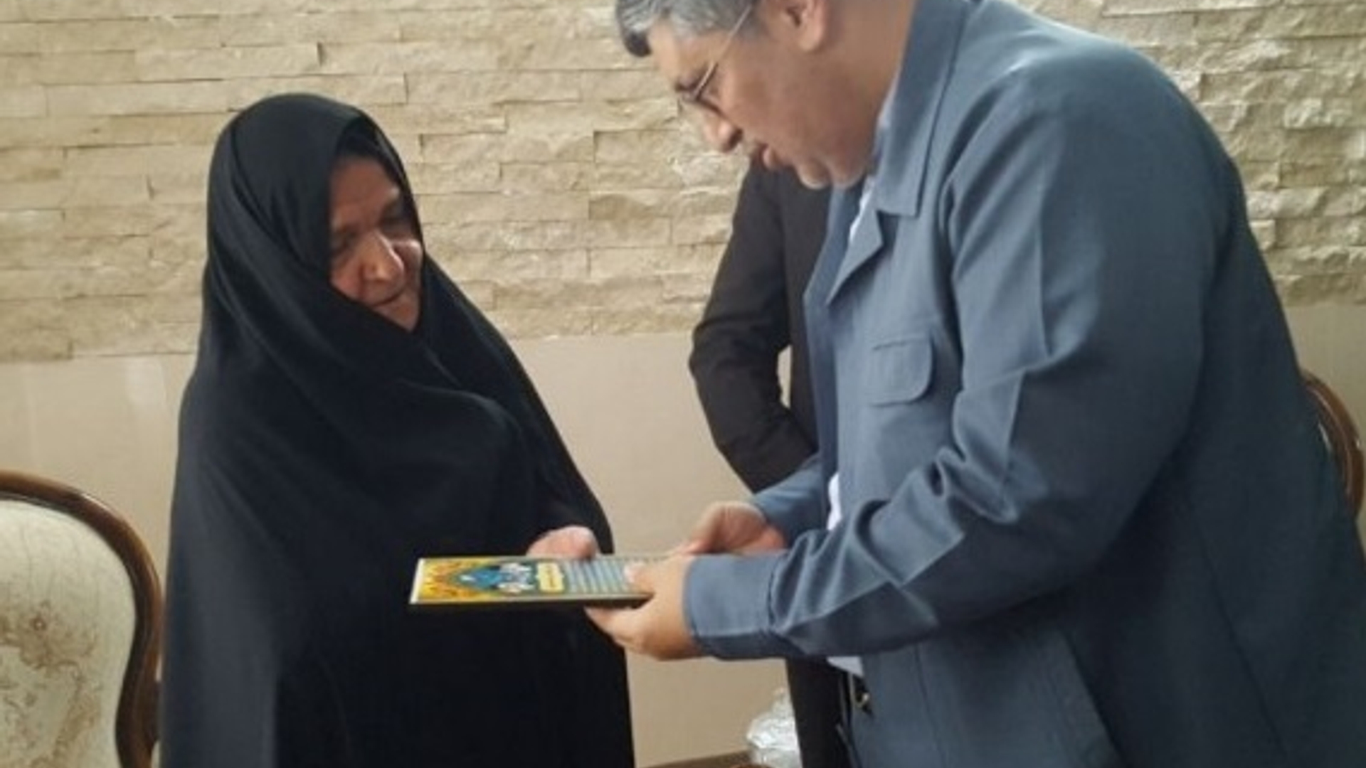 دیدار دکتر علی اکبر کریمی نماینده مردم شریف شهرستان های اراک، کمیجان و خنداب در مجلس شورای اسلامی به همراه مدیرکل بنیاد شهید و امور ایثارگران استان مرکزی، فرماندار شهرستان کمیجان، معاون فرماندار و جمعی از مدیران شهرستان با والدین شهید محمد فخارنیا و تقدیر از صبر و استقامت ایشان