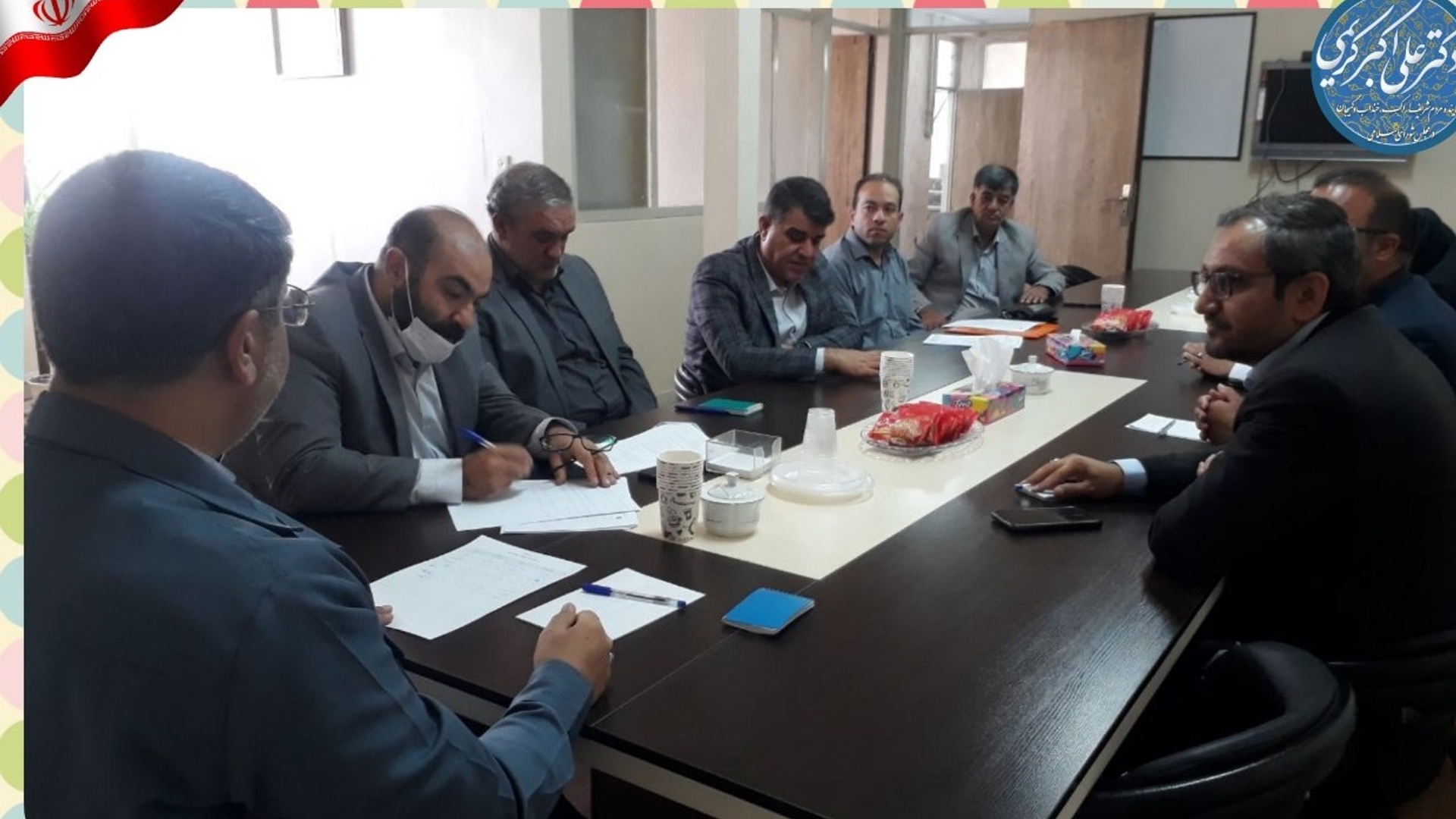 جلسه ای پیرامون رفع مشکل طرح هادی روستای اسفندان و ساماندهی جاده اصلی محور کمیجان در این روستا، در دفتر نماینده برگزار گردید.