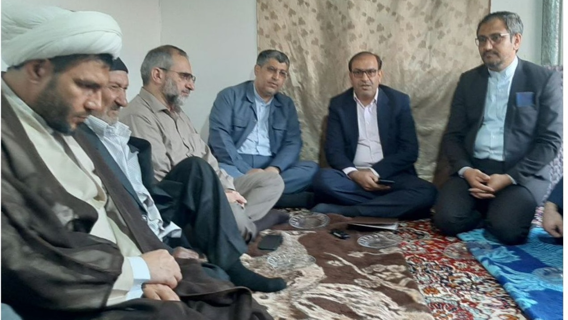 دیدار استاندار مرکزی با پدر شهید والامقام حسینعلی یوسفی در روستای چهرقان