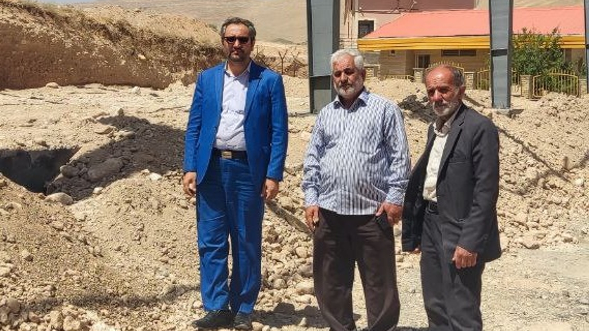 بازدید فرماندار از اجرای پروژه سالن چند منظوره و یادمان شهدای گمنام روستای وفس