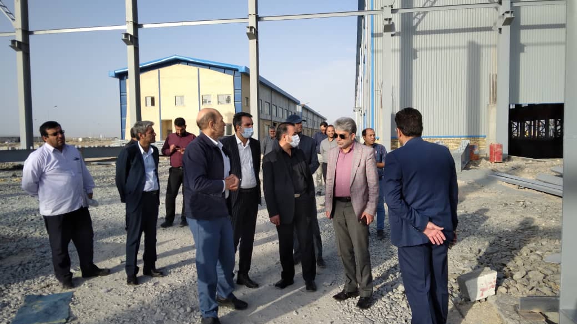 جلسه پیگیری و هماهنگی تامین زیر ساخت های فاز توسعه شهرک صنعتی خیرآباد از جمله برق، آب و گاز و همچنین راه ارتباطی ببن فاز موجود و فاز توسعه به ریاست معاون هماهنگی امور اقتصادی و توسعه منطقه ای و با حضور مدیران دستگاه های خدمات رسان و اعضای هیات مدیره شرکت خدماتی شهرک در محل دفتر شهرک صنعتی خیرآباد برگزار شد
در این جلسه ضمن بررسی آخرین وضعیت اجرای هر یک از این زیر ساخت ها ، تصمیمات لازم برای تسریع در اجرای آنها و رفع مشکلات مرتبط اتخاذ گردید

چهارشنبه ۲۲ تیر ۱۴۰۱