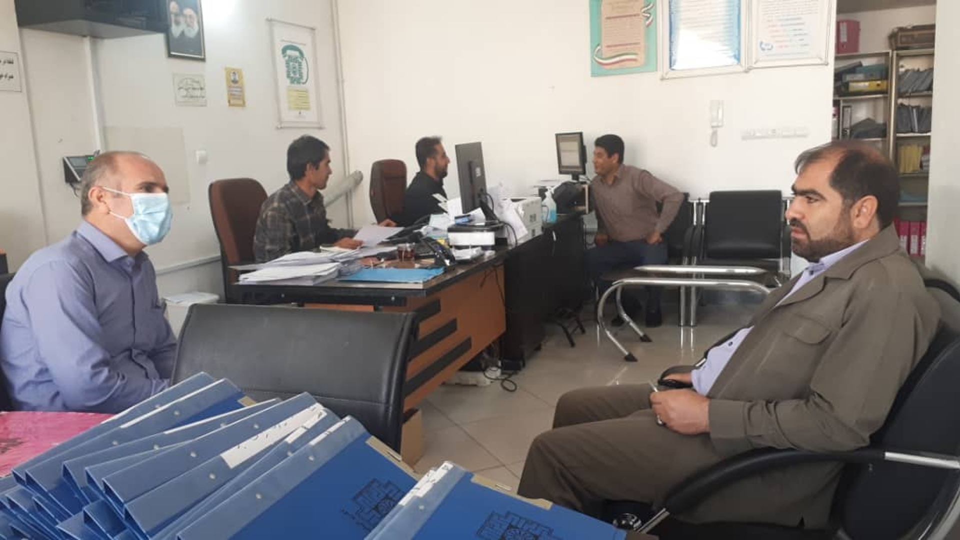 بازدید سرزده فرماندار شهرستان فراهان از اداره امور مالیاتی شهرستان