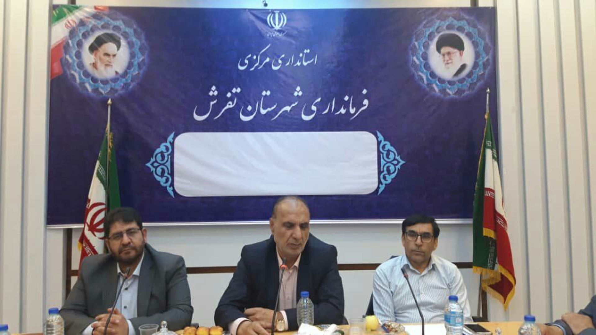 طی جلسه ای به ریاست محمدرضا رضایی سرپرست فرمانداری شهرستان تفرش و با حضور عباسی معاون خاک و آب وزیر جهاد کشاورزی، ولی اله بیاتی نماینده مردم شریف تفرش، آشتیان و فراهان در مجلس، فرمانداران شهرستان های آشتیان و فراهان و تعدادی از مسئولان در محل فرمانداری تفرش برگزار و تصمیمات لازم اتخاذ گردید.
در سفر عباسی معاون خاک و آب وزیر  کشاورزی به شهرستان تفرش گفت: اعتبارات آب و خاک در راستای محرومیت زدایی است.
در سطح استان ۴۰۰۰قنات وجود دارد که وضعیت اکثرشان خوب نیست. امسال ۴۴۰ میلیارد تومان برای احیای قنوات در نظر گرفته شده است.
فرماندار فراهان گفت: ۴۳ قنات در فراهان داریم
فراهان رتبه اول را در گندم دیم و سیب زمینی را در استان دارد.
رضایی فرماندار تفرش: ۳۰ قنات در الویت قرار دارند.
و معاون وزیر کشاورزی افزود: باید از  سهم اعتبارات ملی و استانی  و از طریق بنیاد برکت به احیای قنوات بپردازیم.
۳۲ میلیارد تومان همین الان اعتبار برای احیای قنوات نیاز  داریم.