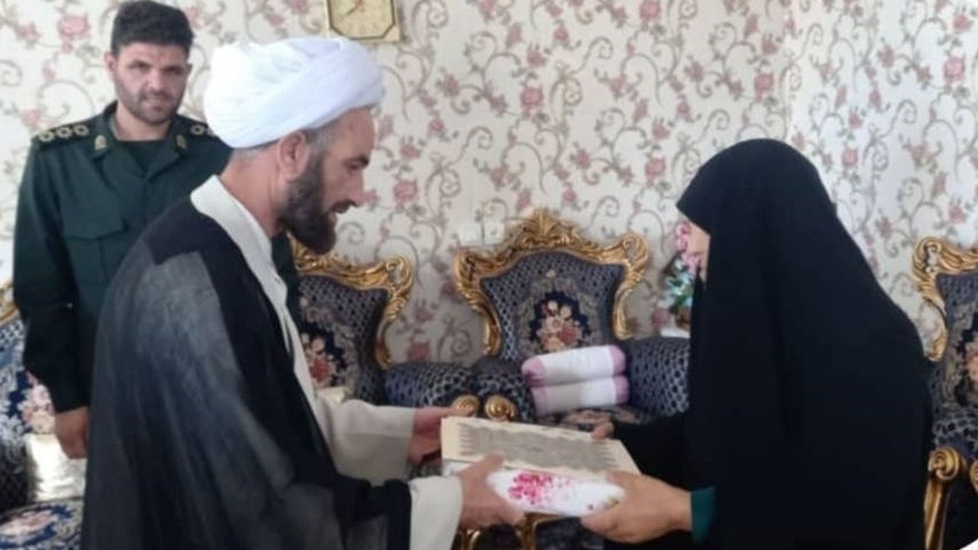 دیدار فرماندار با خانواده شهید " سید رمضان حسینی"