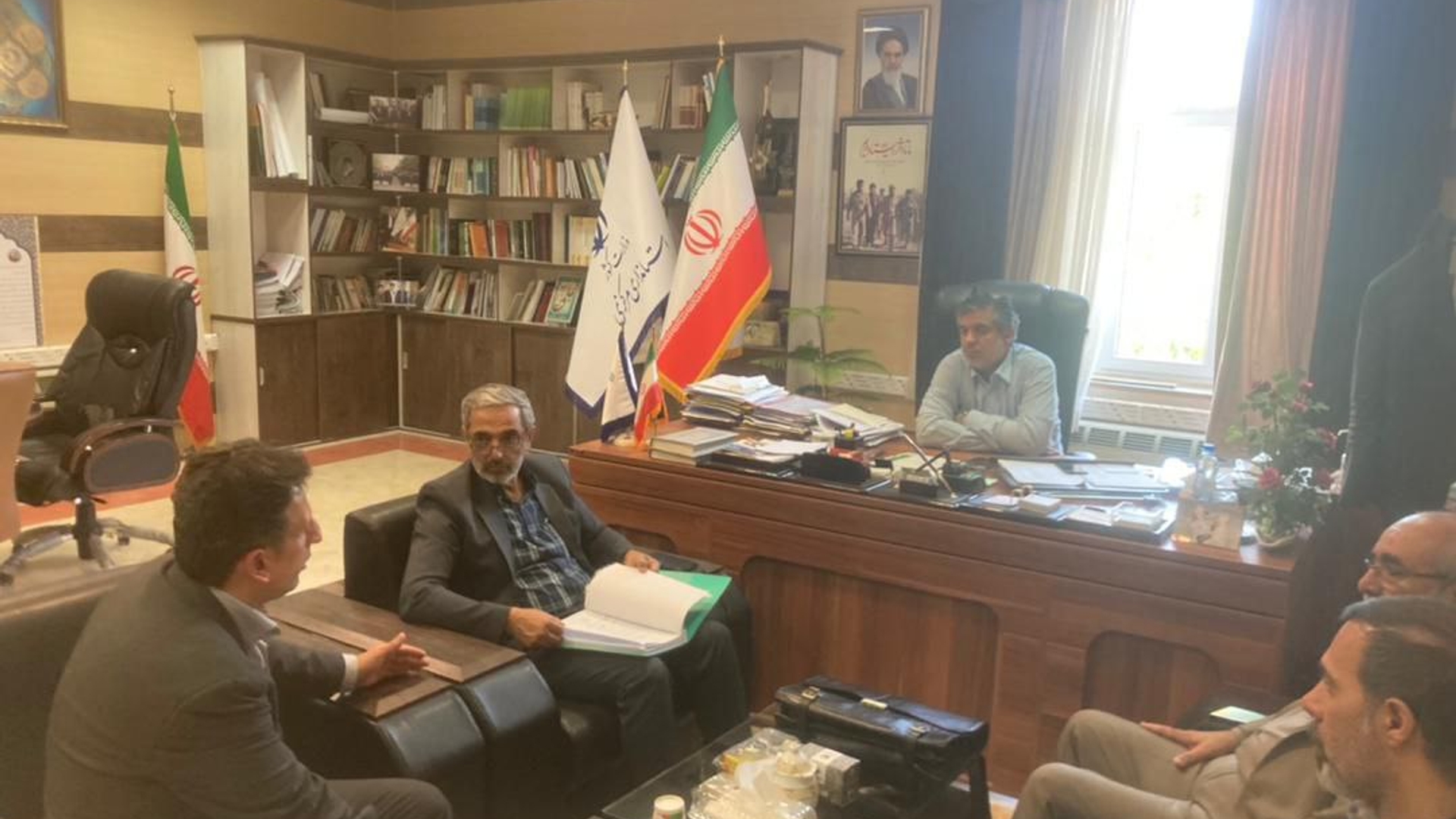 جلسه بررسی و رفع موانع صدور سند مالکیت اورژانس سوانح سوختگی اراک برگزار گردید.