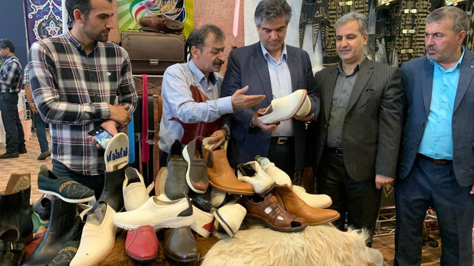 بازدید دکتر زندیه وکیلی از غرفه استان مرکزی در نمایشگاه نمانام های روستایی