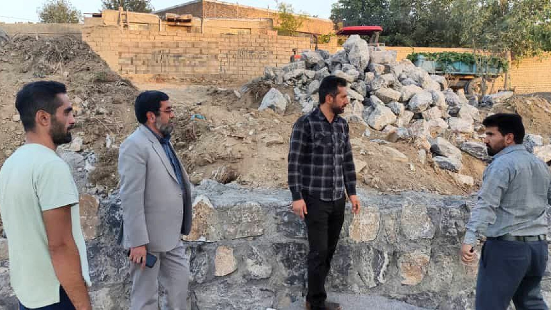 "بازدید فرماندار خنداب از عملیات اجرای دیوار ساحلی"