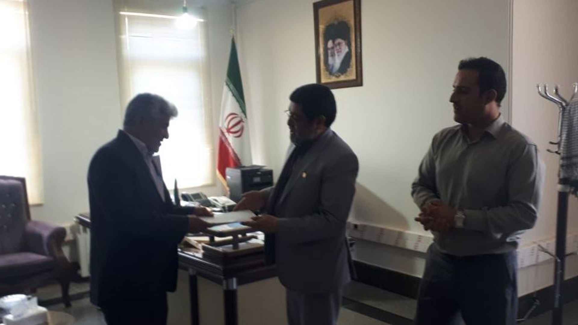 تبادل تفاهم نامه اجرای پروژه های آب رسانی به روستاهای فاقد دهیاری در محل فرمانداری خنداب