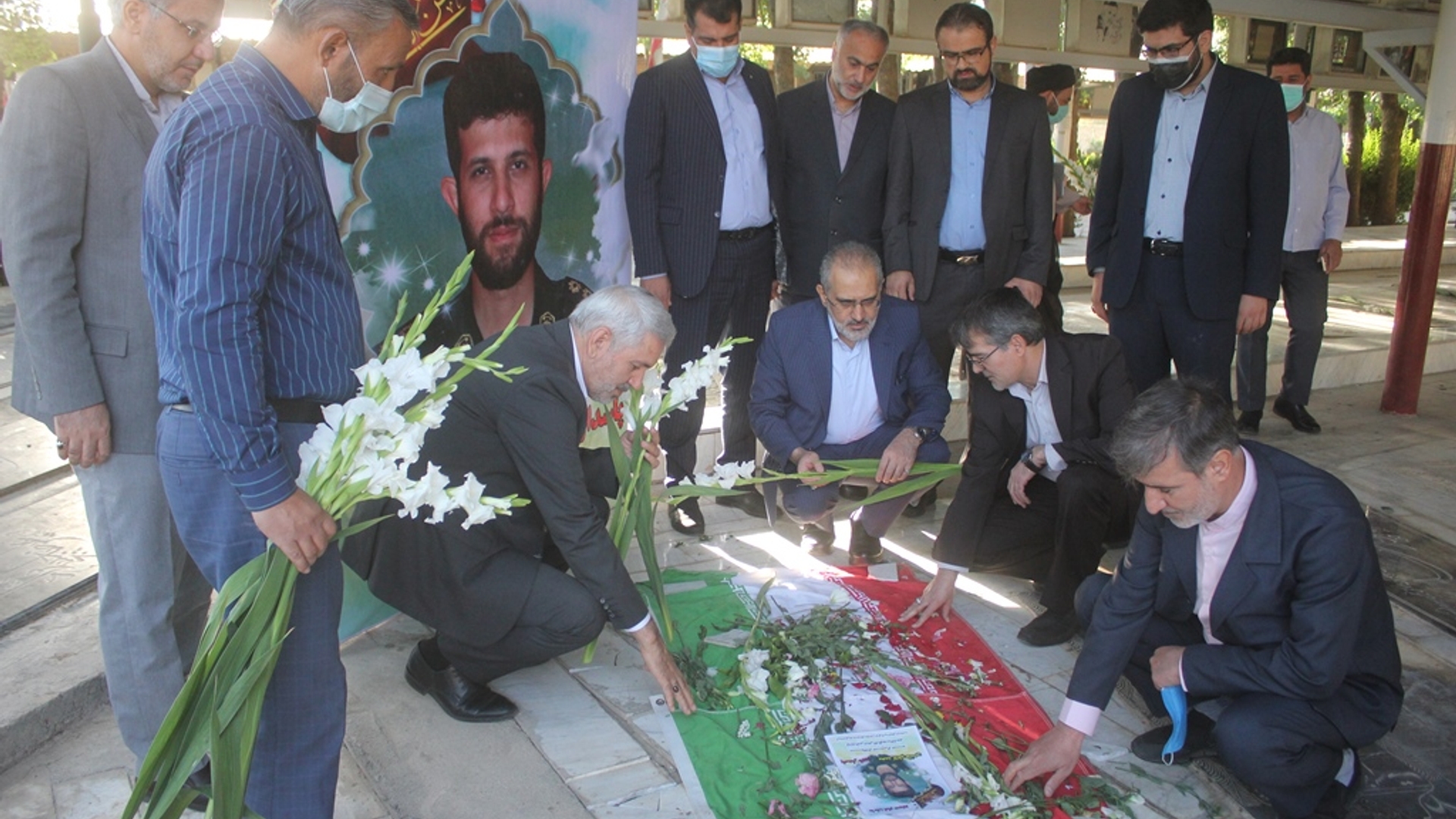 با حضور معاون پارلمانی رئیس جمهور قبور مطهر شهدای شهرستان خمین گلباران شد