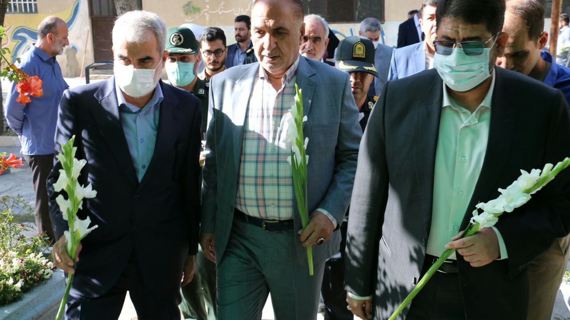 ادای احترام به مقام شامخ شهدا :