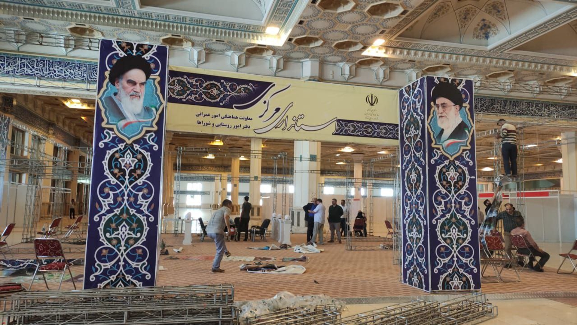 مراحل آماده سازی و چیدمان غرفه های استان مرکزی در نمایشگاه مدیریت شهری و روستایی