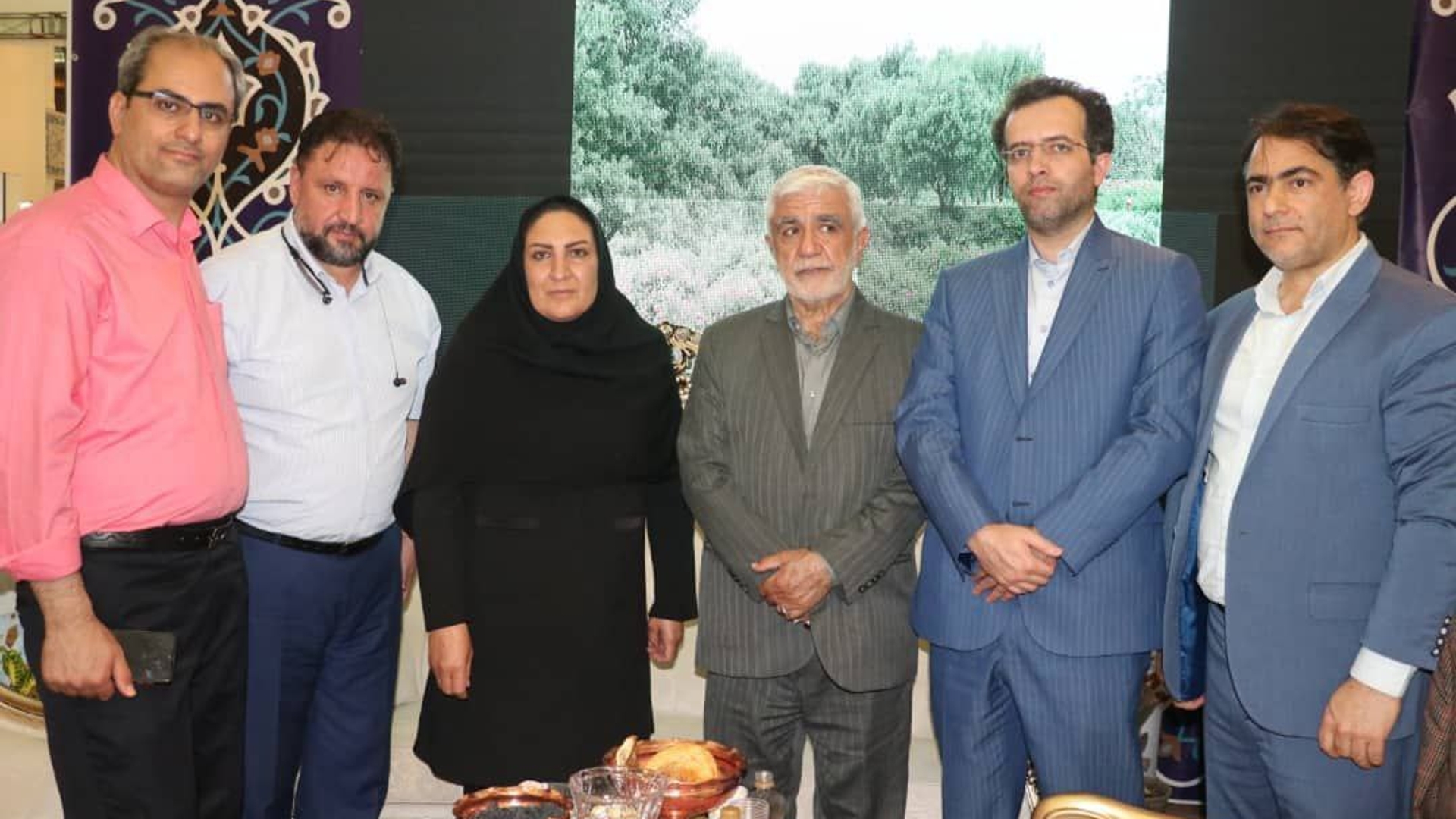 بازدید بشارتی عضو شورای عالی جهاد سازندگی و ابوالفتحی مدیر کل حوزه ی معاون توسعه روستایی و مناطق محروم ریاست جمهوری از غرفه استان مرکزی در نمایشگاه