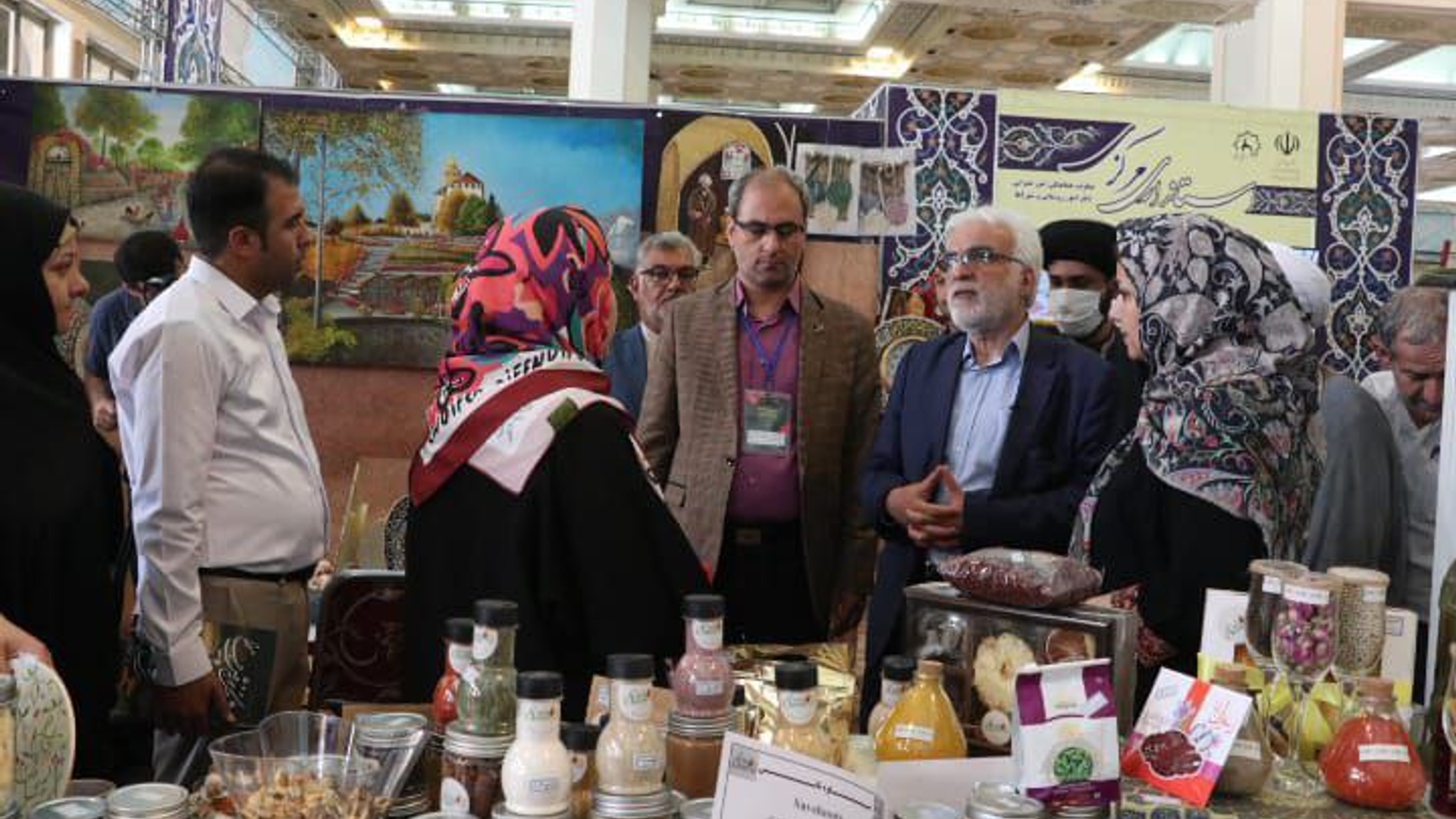 بازدید دکتر بکایی مشاور وزیر کشور از غرفه های استان مر‌کزی