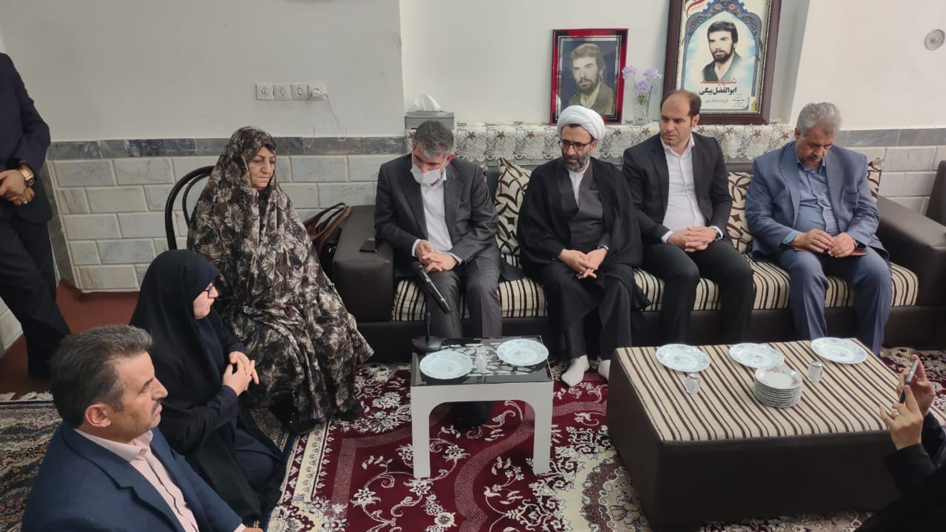 دیدار و گفتگو دکتر ساداتی نژآد وزیر جهاد کشاورزی و نمانیده ویژه جمهور در شهرستان دلیجان با خانواده شهید 8 سال دفاع مقدس ابوالفضل بیگی مورخ 1401-04-31