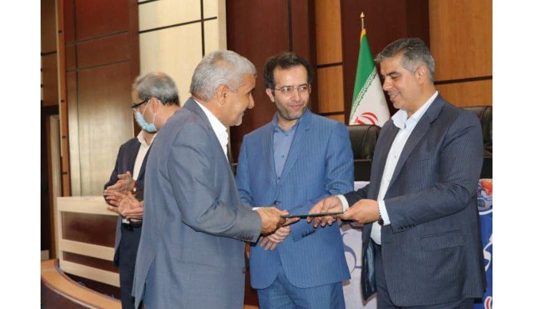 تقدیر مدیر کل امور روستایی و شوراها از کارمند بازنشسته دفتر