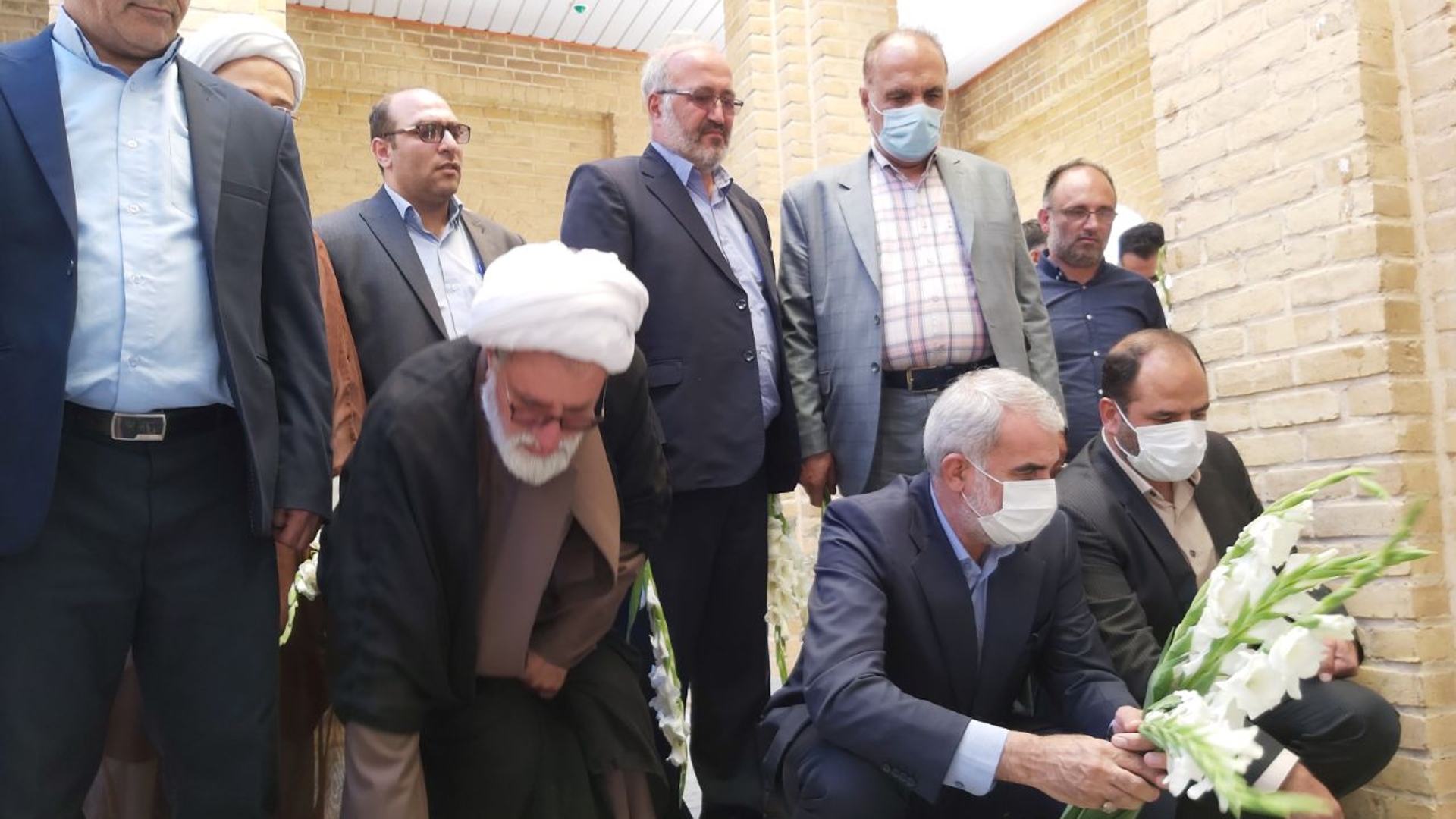 دکتر یوسف نوری وزیر آموزش و پرورش و نماینده تام الاختیار رئیس جمهور ، فراهانی سرپرست فرمانداری شهرستان آشتیان، دکتر بیاتی نماینده مردم منطقه، نوازنی مدیرکل آموزش و پرورش استان،اعضای شورای تامین و شورای اداری و سایر مسئولین شهرستان با حضور در گلزار مطهر شهدای شهرستان به مقام شامخ شهیدان ادای احترام کردند.