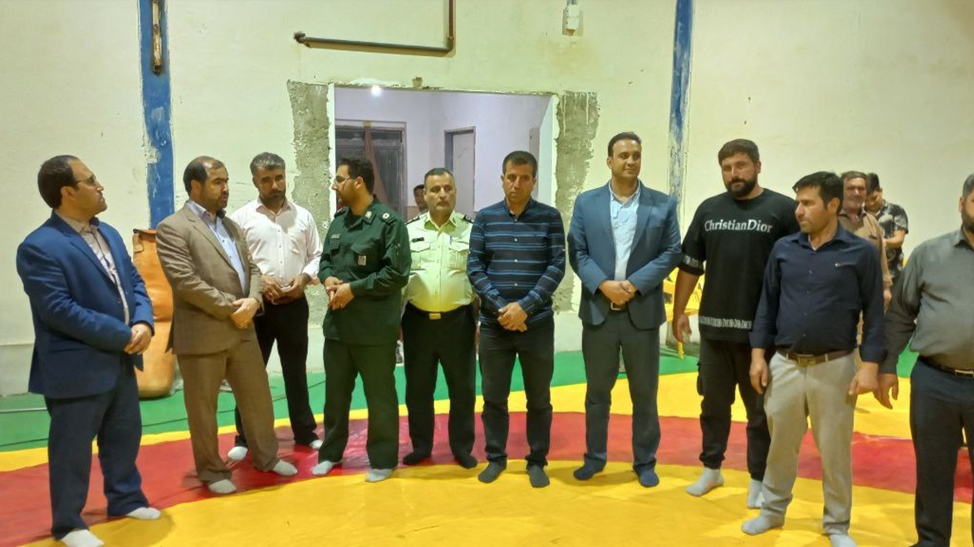 فرماندار شهرستان فراهان به همراه جمعی از مسئولان به صورت سرزده از باشگاه بدنسازی و پرورش اندام شهرخنجین بازدید و در جریان مشکلات این مجموعه قرار گرفت.