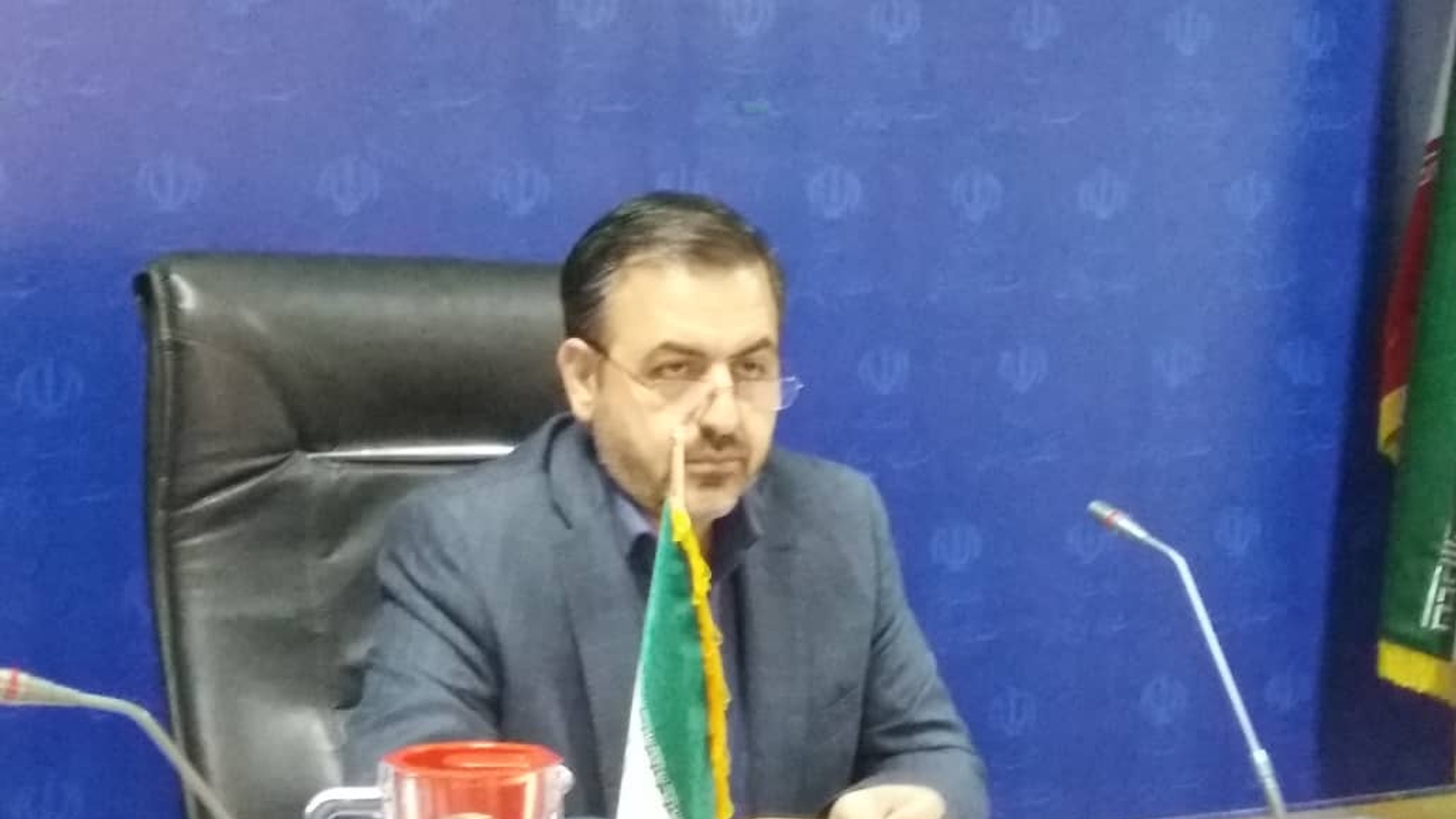 فراگیر شدن. طرح هوشمند سازی توزیع نان در استان

۹۸ درصد از نانوایی‌های استان مرکزی به دستگاه کارتخوان هوشمند توزیع نا تجهیز شدند.

به گزارش خبرگزاری صدا و سیمای مرکز اراک؛معاون هماهنگی امور اقتصادی استاندار مرکزی گفت: یک‌هزار و ۴۳۶ واحد نانوایی در این استان با هدف شفاف‌سازی عرضه نان به دستگاه کارتخوان هوشمند مجهز شدند.
حسن میرزاخانی افزود: در اجرای این طرح ۹۸ درصدنانوایی‌های استان به این دستگاه مجهز شده اند و ۳۰ تا ۴۰ نانوایی همچنان به شیوه گذشته نان عرضه می‌کنند.
او گفت : فوت صاحب پروانه نانوایی و واگذاری واحد به سایر افراد از جمله علت‌هایی است که منجر شده تا بخشی از نانوایی‌های استان به دستگاه هوشمند متصل نباشند که ظرف ۱۰ روز آینده مشکل این تعداد نانوایی رفع خواهد شد.
استفاده از دستگاه کارتخوان هوشمند در نانوایی‌ها مورد پایش قرار می‌گیرد تا اجرای طرح در استان به طور دقیق اجرا شود.
معاون هماهنگی امور اقتصادی استاندار مرکزی گفت : مرحله دوم در اجرای این طرح، تعیین سهمیه آرد براساس میزان فروش نان است و نانوایی‌هایی که به این دستگاه مجهز نباشند، از دریافت آرد محروم می شوند.