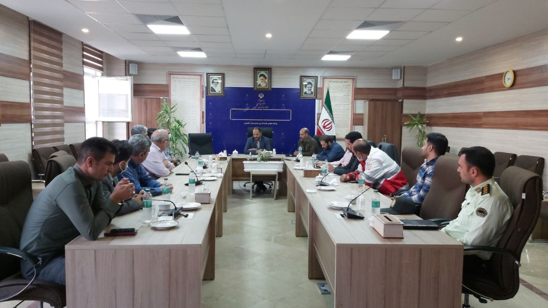 جلسه فوق العاده ستاد مدیریت بحران شهرستان آشتیان در خصوص آمادگی و ساماندهی دستگاه های عضو ستاد به منظور جلوگیری از بروز حوادث احتمالی در پی بارش های احتمالی در شهرستان با وجود ورود سامانه بارشی به استان؛به ریاست فراهانی سرپرست فرمانداری و با حضور سرهنگ رضایی فرمانده ناحیه مقاومت بسیج،ملکا شهردار و سایر اعضا مربوطه شامگاه پنج شنبه در محل سالن جلسات فرمانداری  برگزار گردید.