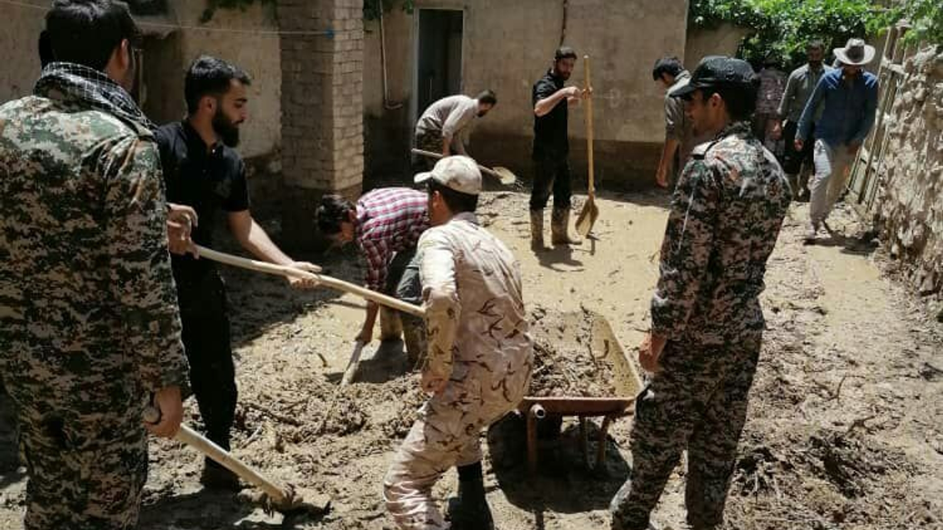 تقدیر فرماندارخنداب از خدمات نیروهای جهادی حاضر در روستاهای آسیب دیده ناشی از جاری شدن سیلاب