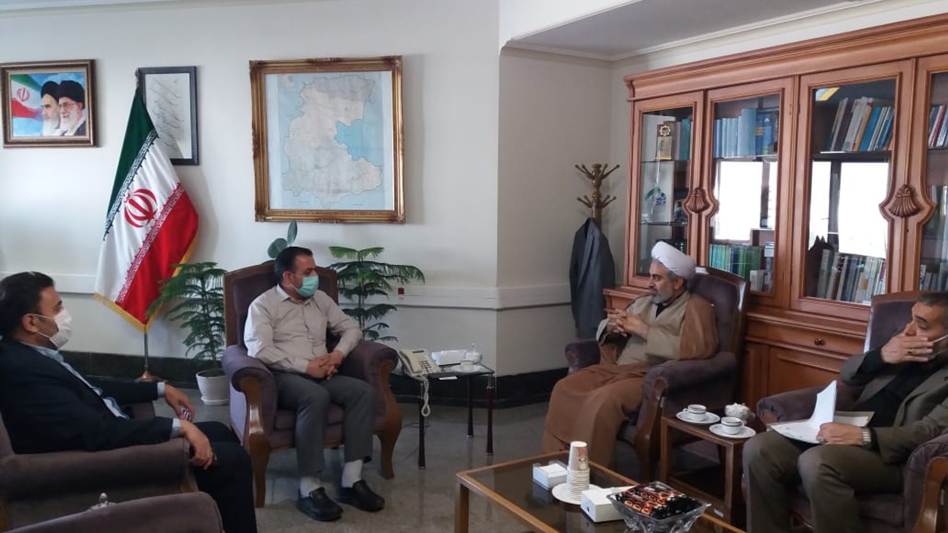 جلسه ای به منظور مولدسازی اموال و دارایی های اداره کل اوقاف و امور خیریه در راستای پاسخ به نیازهای اقتصادی استان، با حضور معاون هماهنگی امور اقتصادی و توسعه منطقه ای استاندار ، مدیرکل دفتر هماهنگی امور سرمایه گذاری و اشتغال استانداری و مدیرکل اوقاف و امور خیریه استان برگزار گردید.
در این جلسه در خصوص ایجاد شهرک صنعتی غیردولتی در اراضی اوقاف واقع در شهرستان زرندیه و فرایند تحقق این امر و الزامات پروژه، مورد بحث و تبادل نظر قرار گرفت.
دوشنبه 10 مرداد 1401