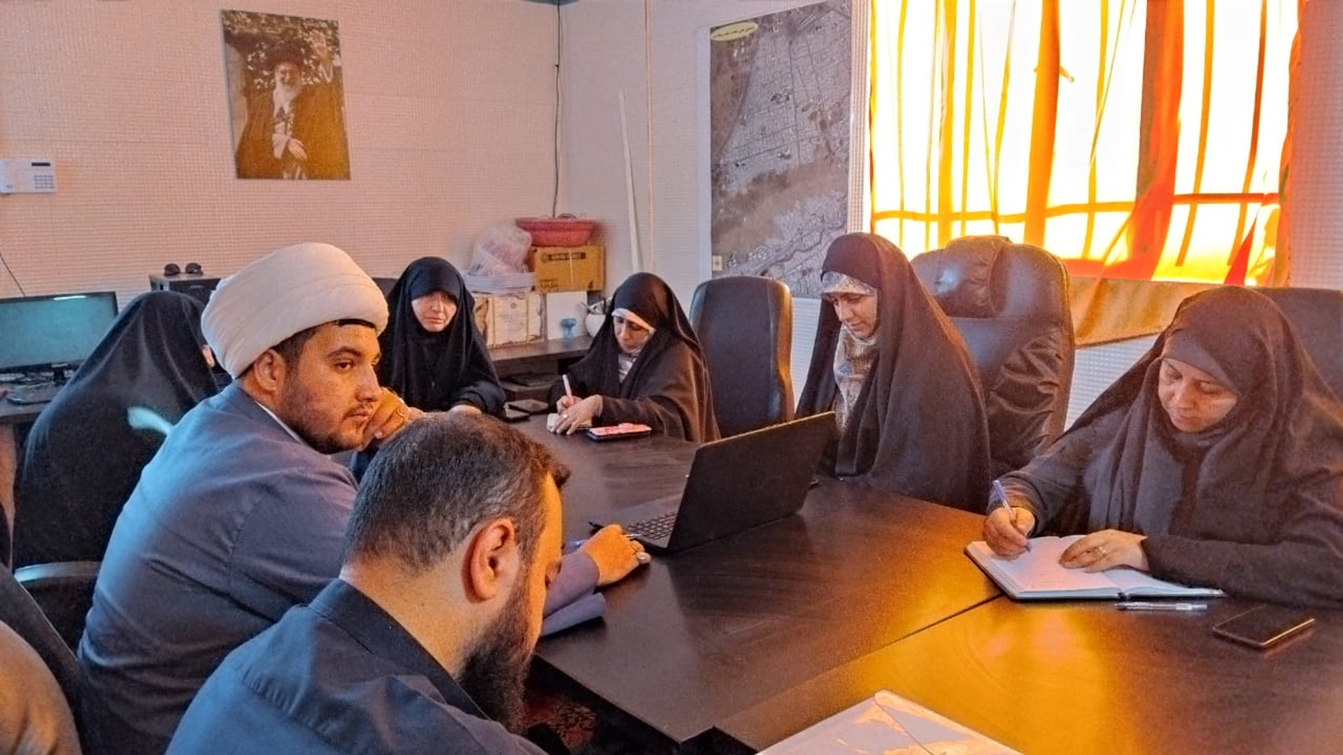 نشست  سرکار  خانم  دکتر اختری  مدیر  کل محترم  امور زنان وخانواده وزارت  کشور  با  فعالان  فرهنگی  واجتماعی کوی  امام علی  (ع)(فوتبال)   با موضوع  بررسی  وضعیت مشکلات  ومسائل و آسیب های  اجتماعی  محله  140104-31