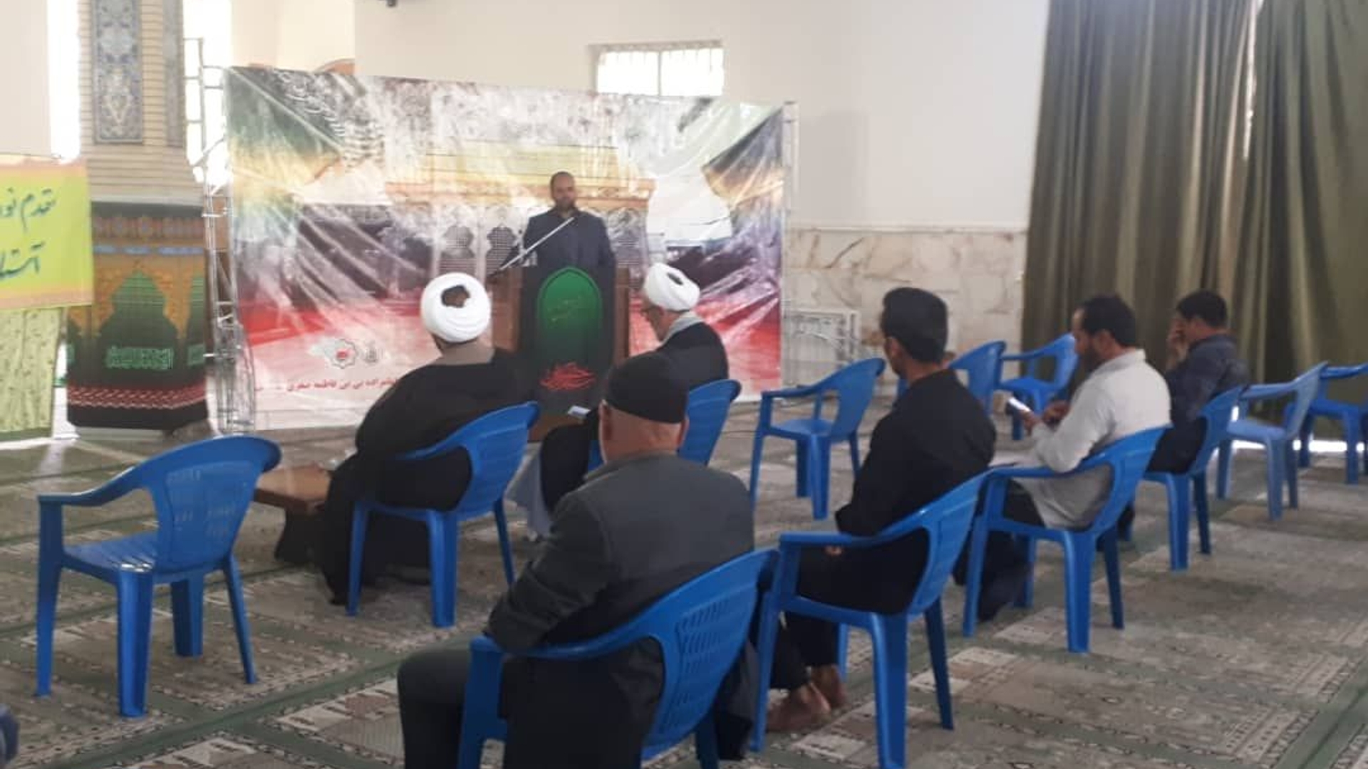 جلسه ترویج فرهنگ اقامه نماز با حضور فراهانی سرپرست فرمانداری،حجت الاسلام و المسلمین طاووسی امام جمعه،سایر مسئولین شهرستان، دهیاران و روسای شورای اسلامی روستاهای تابعه بخش مرکزی آشتیان در امامزاده بی بی فاطمه صغری (س) روستای سیاوشان برگزار گردید.