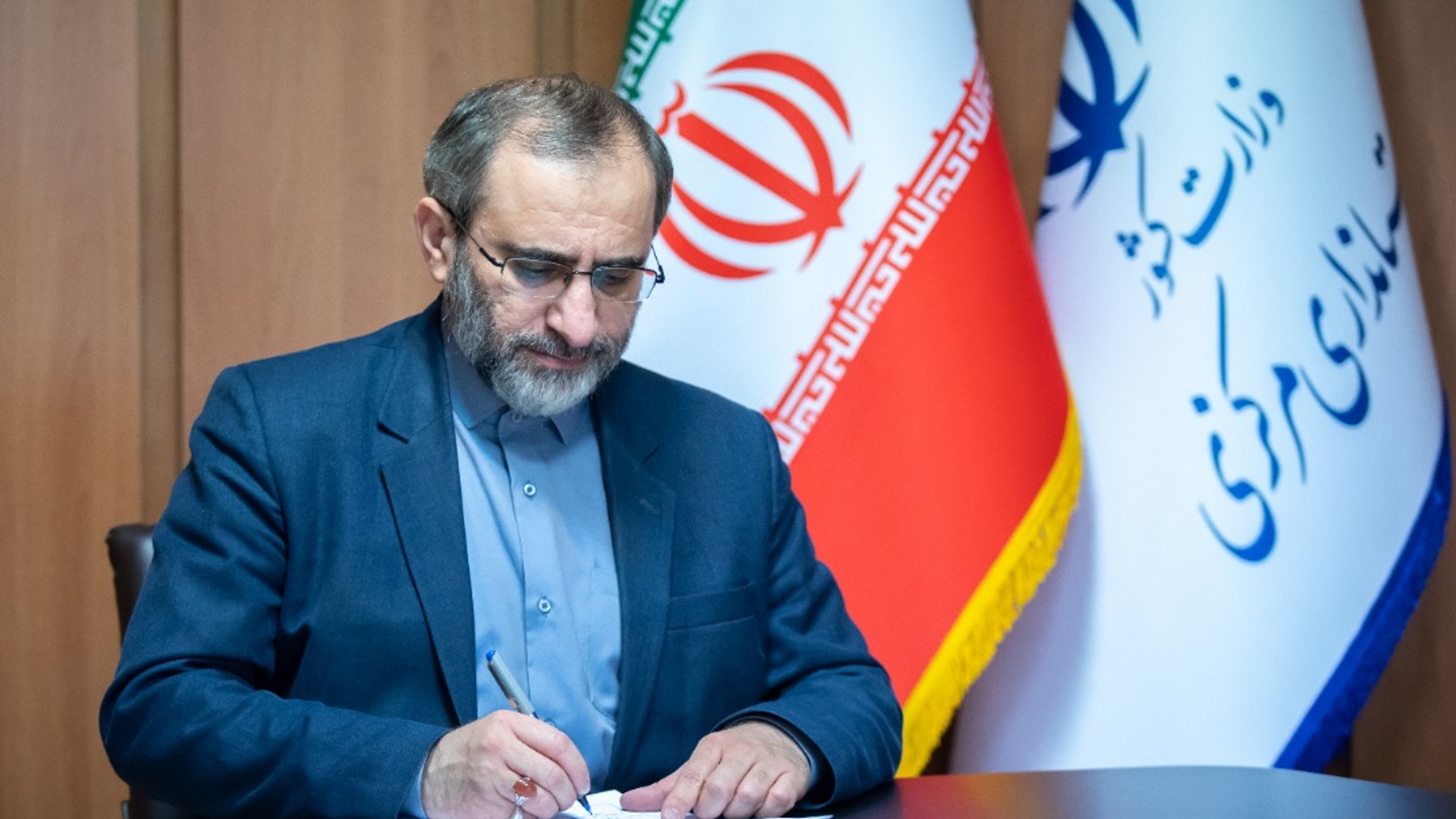 استاندار مرکزی درگذشت دکتر عادل آذر را تسلیت گفت