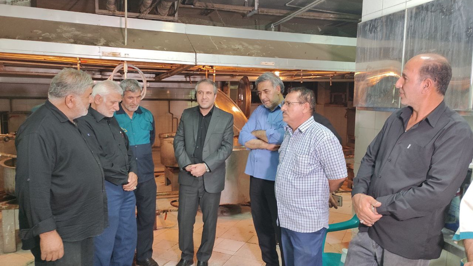 بازدید مهدی الیاسی معاون استاندار و فرماندار ویژه شهرستان ساوه از پخت ۷۲ دیگ غذای نذری برای عزاداران حسینی (ع).