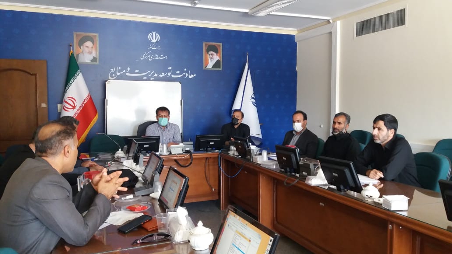 جلسه بررسی وضعیت گندم، آرد و نان استانها با حضور کوشش تبار معاون هماهنگی امور اقتصادی و توسعه منطقه ای وزارت کشور، میرزاخانی معاون هماهنگی امور اقتصادی و توسعه منطقه ای استاندار ، گودرزی سرپرست دفتر هماهنگی امور اقتصادی و معاونین سراسر کشور و مدیران مربوطه به صورت ویدئو کنفرانس برگزار شد.
چهار شنبه ۱۹ مرداد