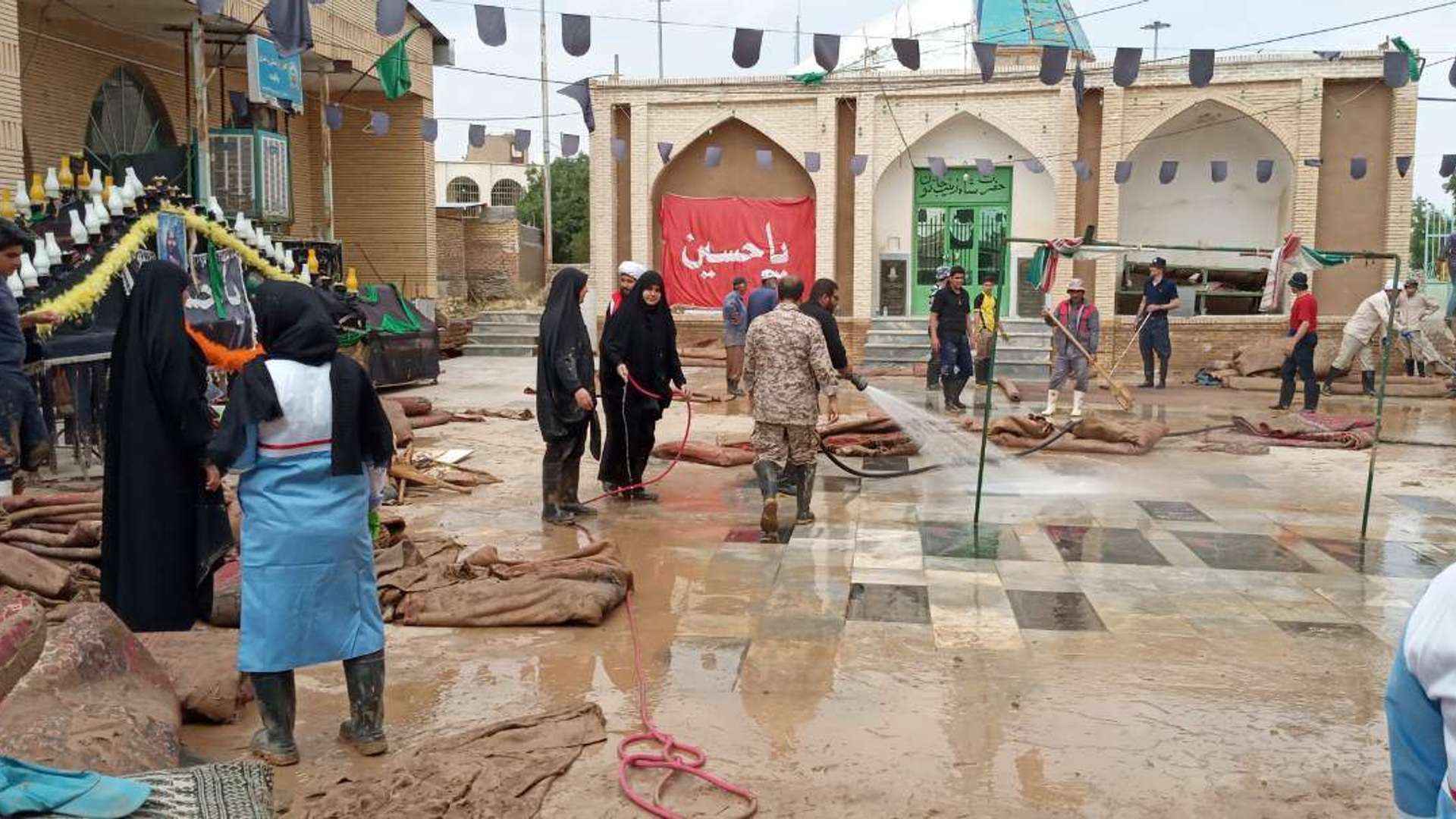 گروه های جهادی در کنار مردم سیل زده آهنگران