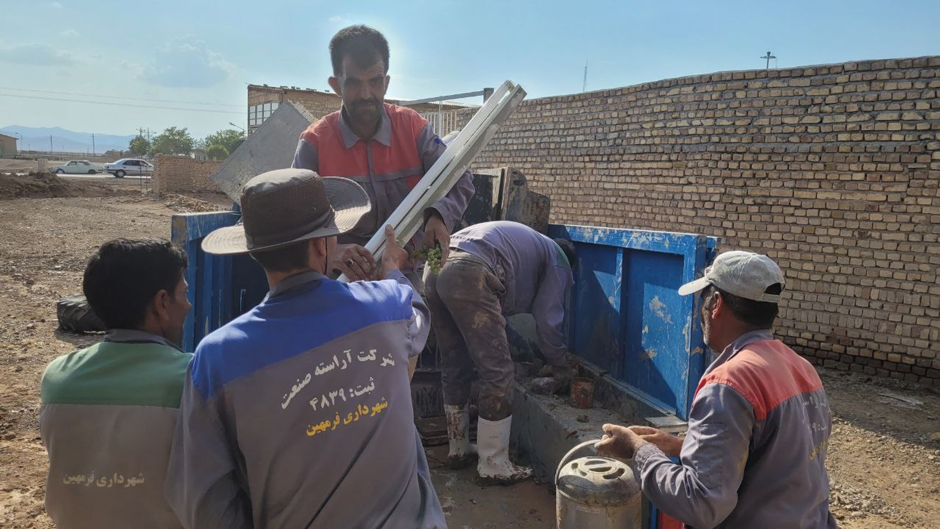 حضور نیروهای شهرداری فرمهین ، خنجین و تلخاب از ابتدای حادثه و تداوم امدادرسانی در منطقه سیل زده آهنگران