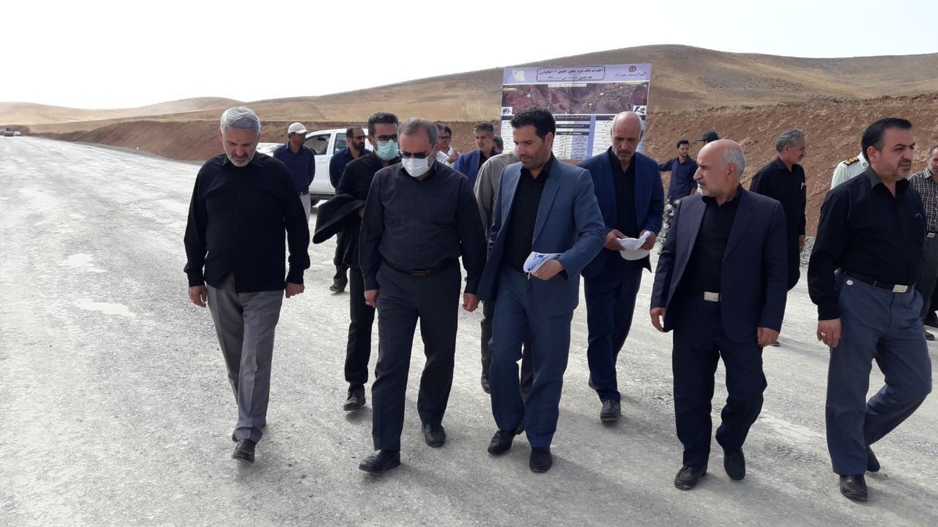 بازدیداستاندار مرکزی و معاون هماهنگی امور اقتصادی و توسعه منطقه ای استاندار از اجرای طرح ساخت باند دوم محور خمین-الیگودرز

استاندار مرکزی و معاون هماهنگی امور اقتصادی و توسعه منطقه ای استاندار  از طرح ساخت باند دوم محور خمین-الیگودرز بازدید‌ کرد.
هدف از این اجرای این پروژه، ارتقاءایمنی محور،کاهش تصادفات جاده ای و رونق بخش های اقتصادی و کشاورزی در استان مرکزی است.
 طول این مسیر ۲۳ کیلومتر است که ۸ کیلومتر از آن زیرسازی شده است.
۷۵۰۰ متر مکعب این مسیر خاکبرداری شده وتاکنون ۱۲۰۰ متر مکعب خاکریزی، ۶۵۰۰ متر مکعب بتن ریزی انجام شده است.
درصورت تامین اعتبار ۱۲ کیلومتر از این مسیر احداث می شود.