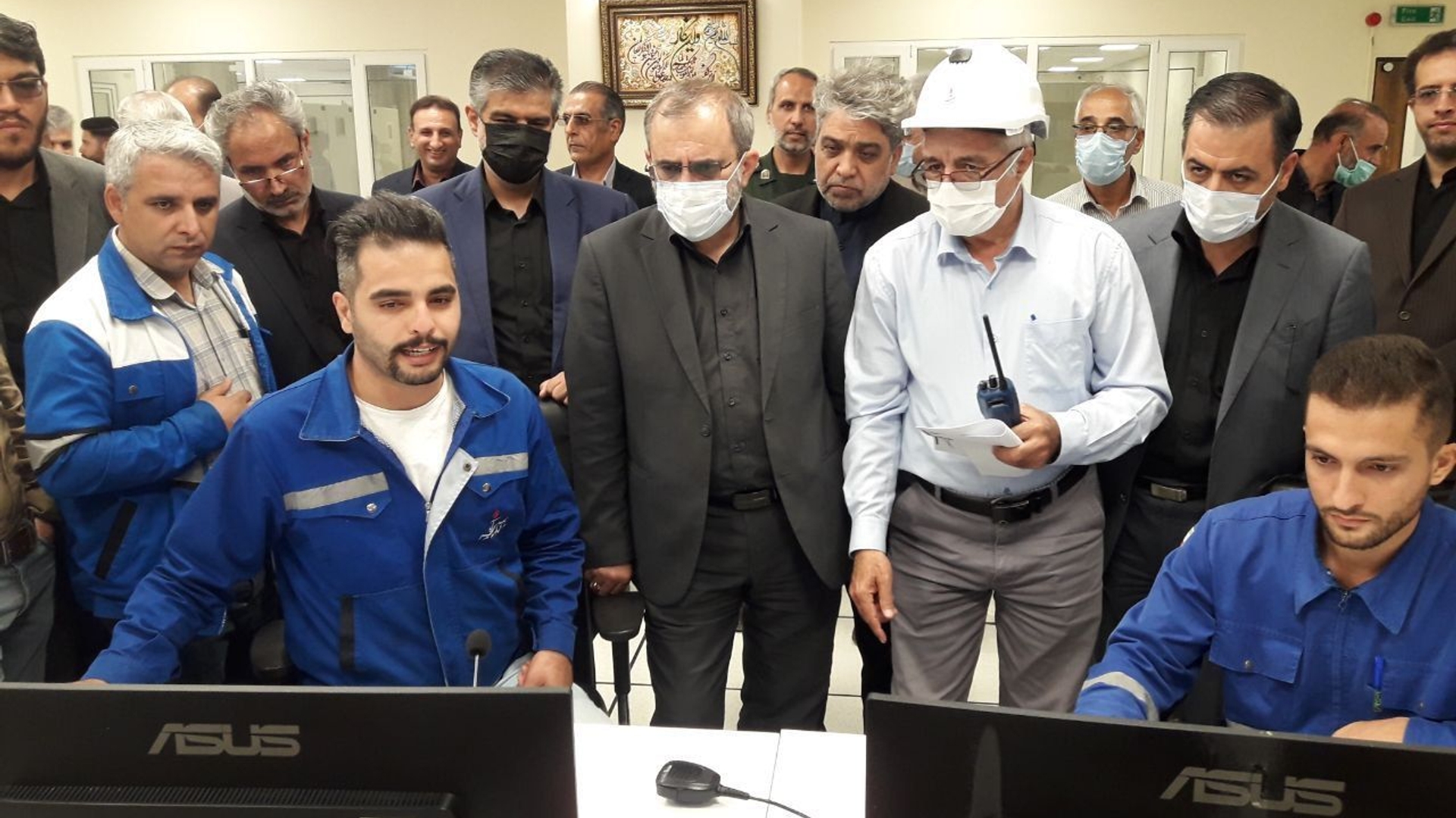 بازدید استاندار مرکزی و معاون هماهنگی امور اقتصادی و توسعه منطقه ای استاندار از پتروشیمی خمین

در ادامه سفر یک روزه استاندار مرکزی و معاون هماهنگی امور اقتصادی و توسعه منطقه ای استاندار به شهرستان خمین،  از  پتروشیمی دی آریا پلیمر خمین بازدید کرد.
عملیات اجرایی این مجتمع سال 96 آغاز شد ودر سفر هیات دولت به استان مرکزی به بهره برداری رسید. 
ظرفیت این مجتمع ۳۰۰ هزار تن پلی پروپیلن است، تولید اولیه آن ۱۸۰ هزار تن در سال برآورد شده است.
 در این مجتمع تولیدی در حال حاضر 350 نفر به صورت مستقیم مشغول به کار هستند.