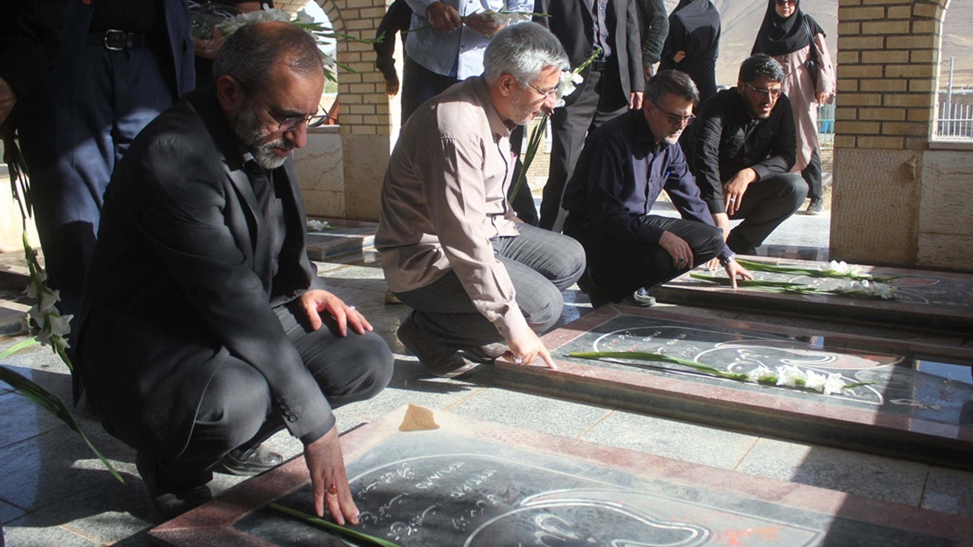 قبور مطهر شهدای روستای لکان شهرستان خمین گلباران شد