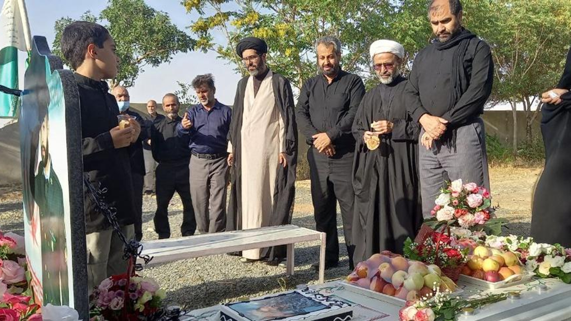 *قرائت فاتحه و تجدید میثاق با آرمان های شهدا توسط فرماندار شهرستان و امام جمعه فراهان در ماه محرم*