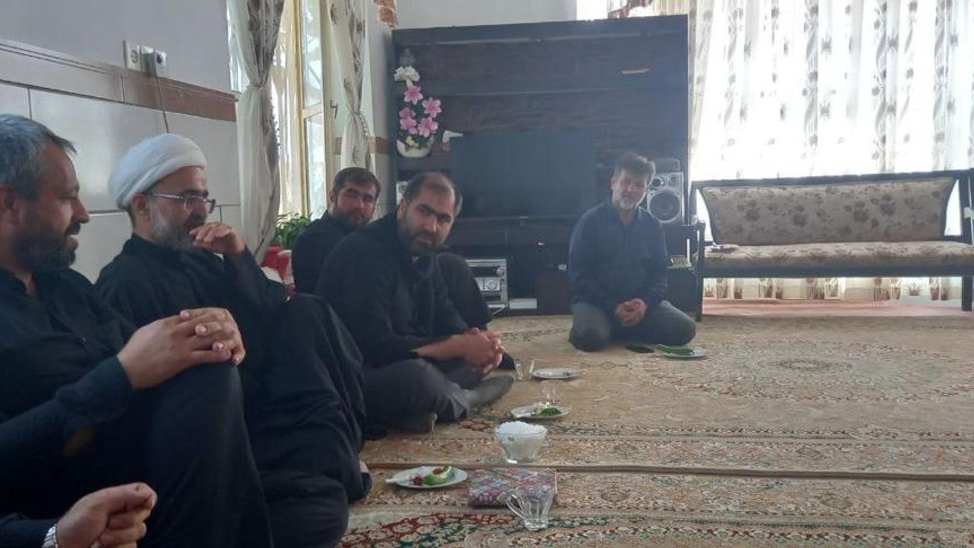 🟠دیدار صمیمی و مشترک آقازیارتی فرماندار شهرستان و حجت الاسلام والمسلمین یعقوبی امام جمعه فراهان با خانواده معزز شهید رضا خواجوی