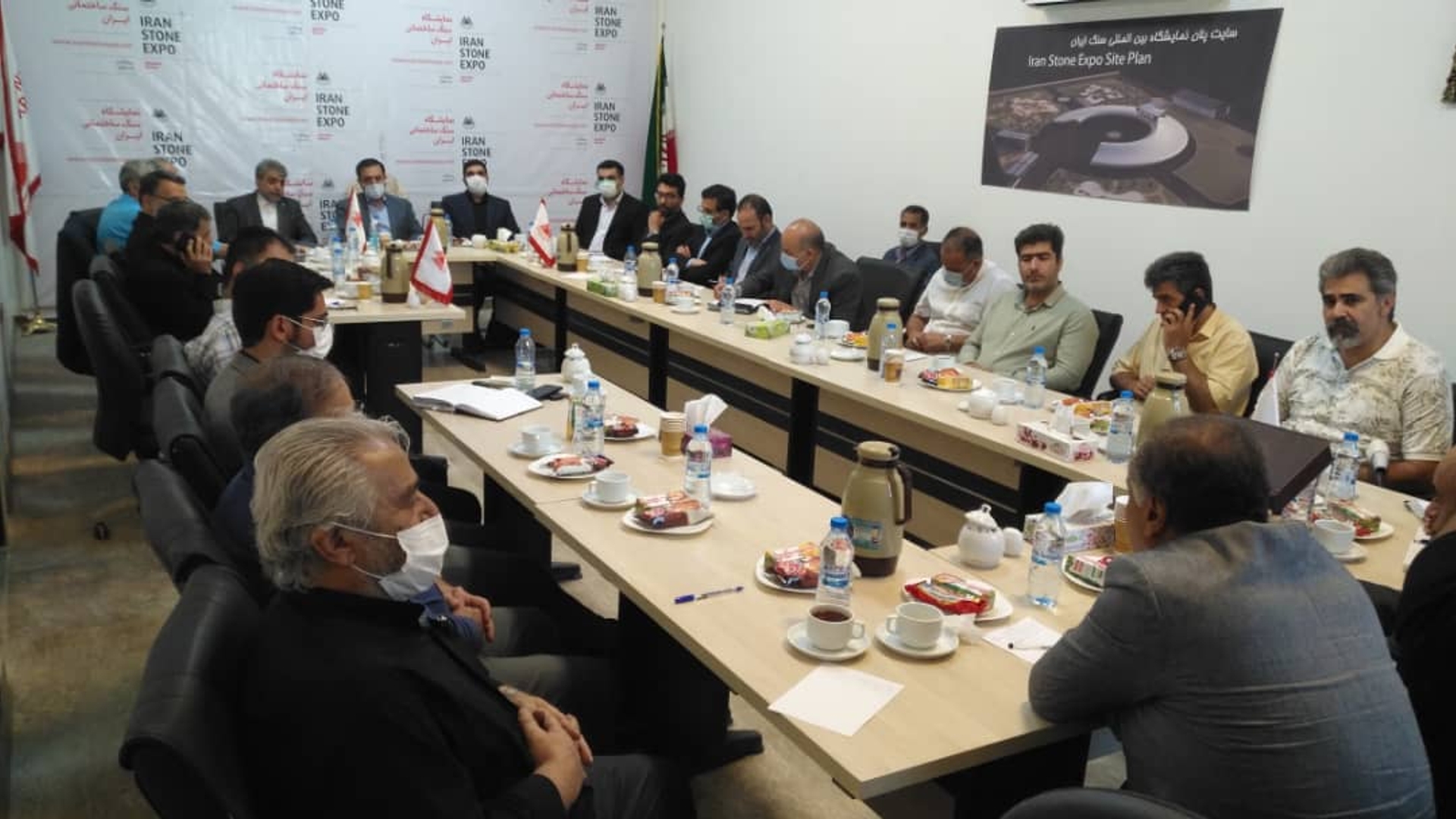 جلسه میز ملی صادرات سنگ های تزئینی

چهارمین جلسه میز ملی صادرات سنگ های تزئینی ، با موضوع چهاردهمین نمایشگاه بین المللی سنگ ایران (19 لغایت 22 مهرماه سال جاری) با حضور میرزاخانی معاون هماهنگی امور اقتصادی و توسعه منطقه ای استاندار و مدیران مربوطه در محل سالن جلسات سایت نمایشگاه سنگ ایران (شهرستان نیم ور) برگزار شد.

دوشنبه 24 مرداد 1401