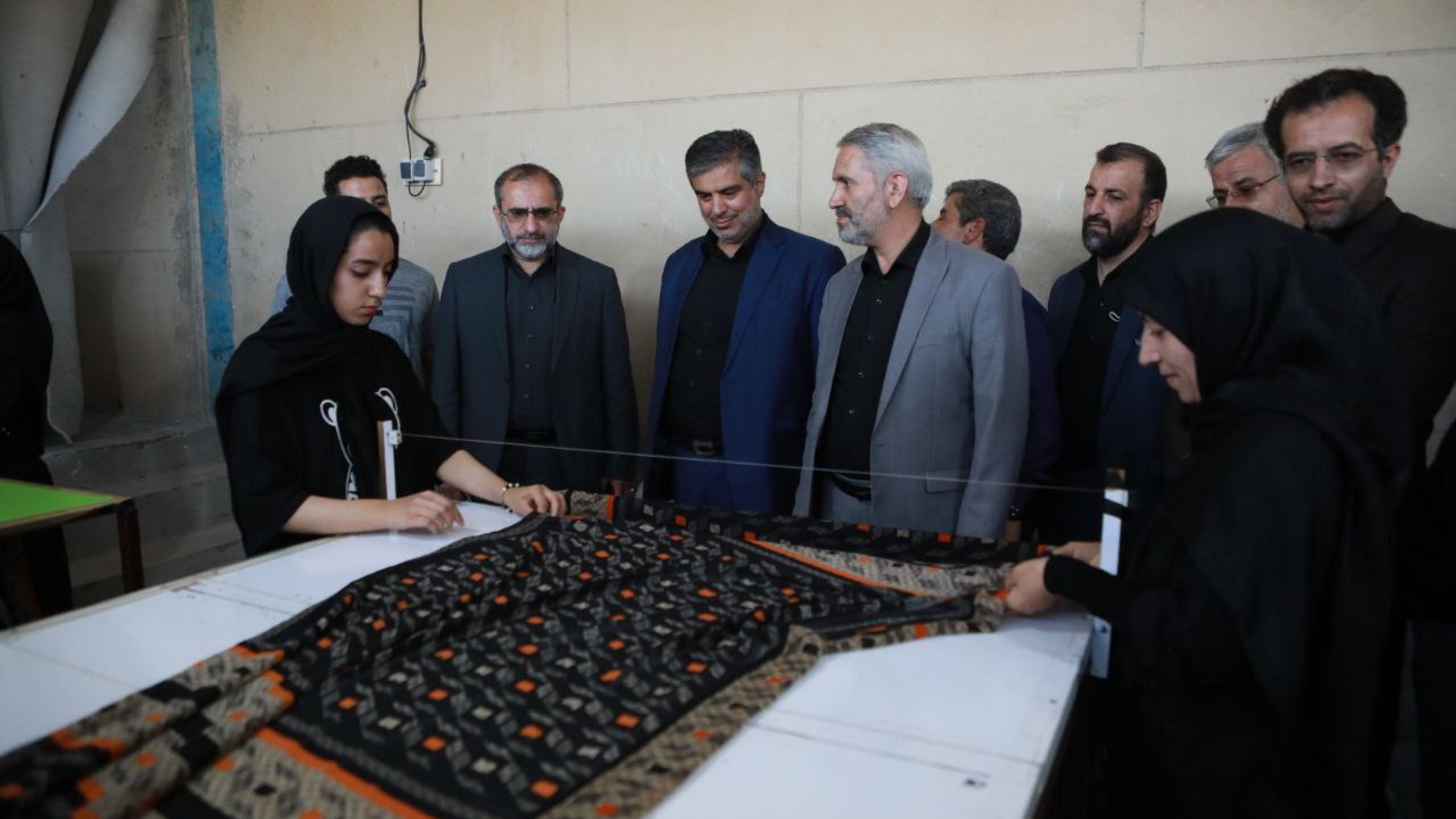 بازدید از واحد تولیدی چاپ روسری در روستای چقا سیف الدین شهرستان خمین